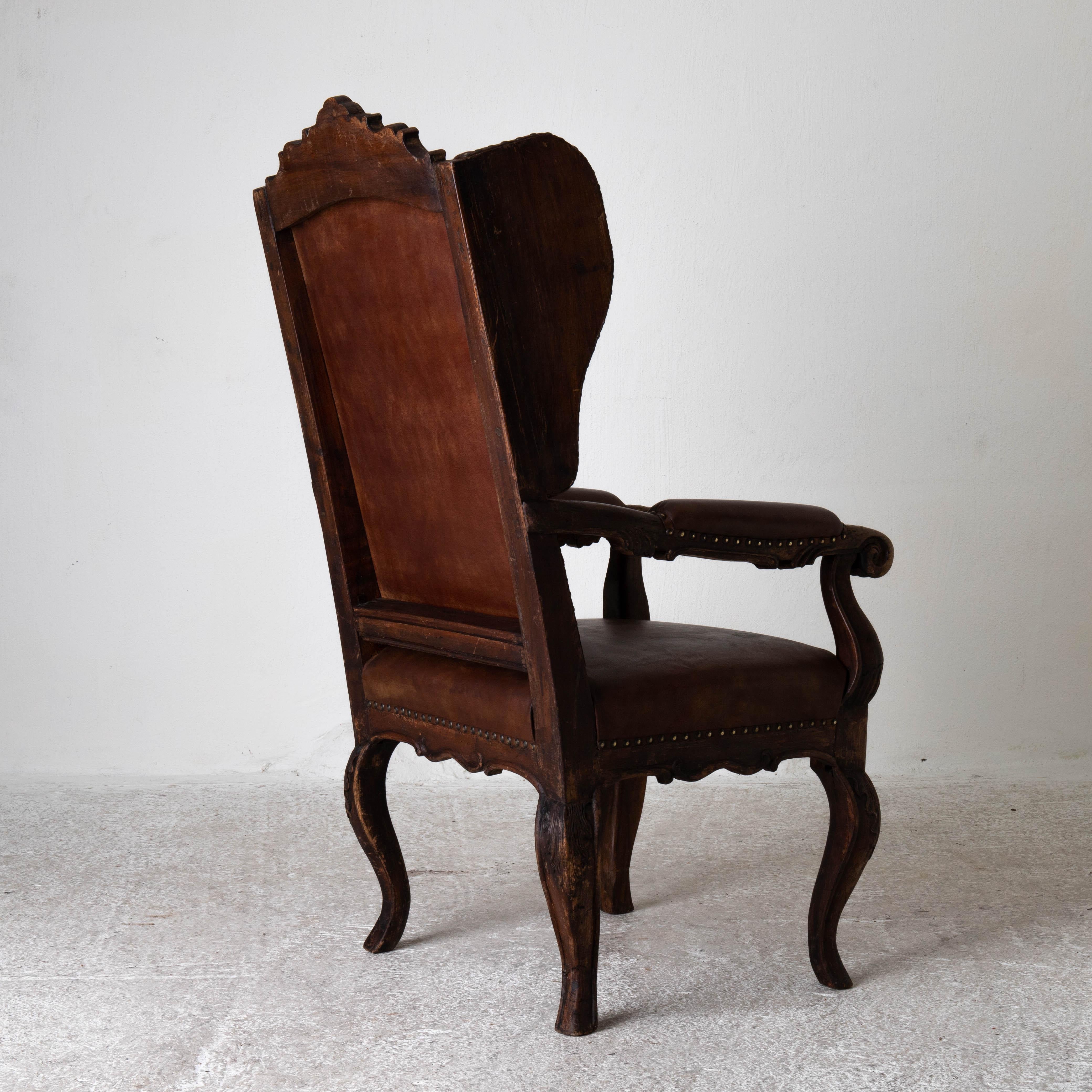 Sessel Wingback Schwedisch Rokoko Periode 1750-1775 Braunes Leder Schweden (Holz) im Angebot