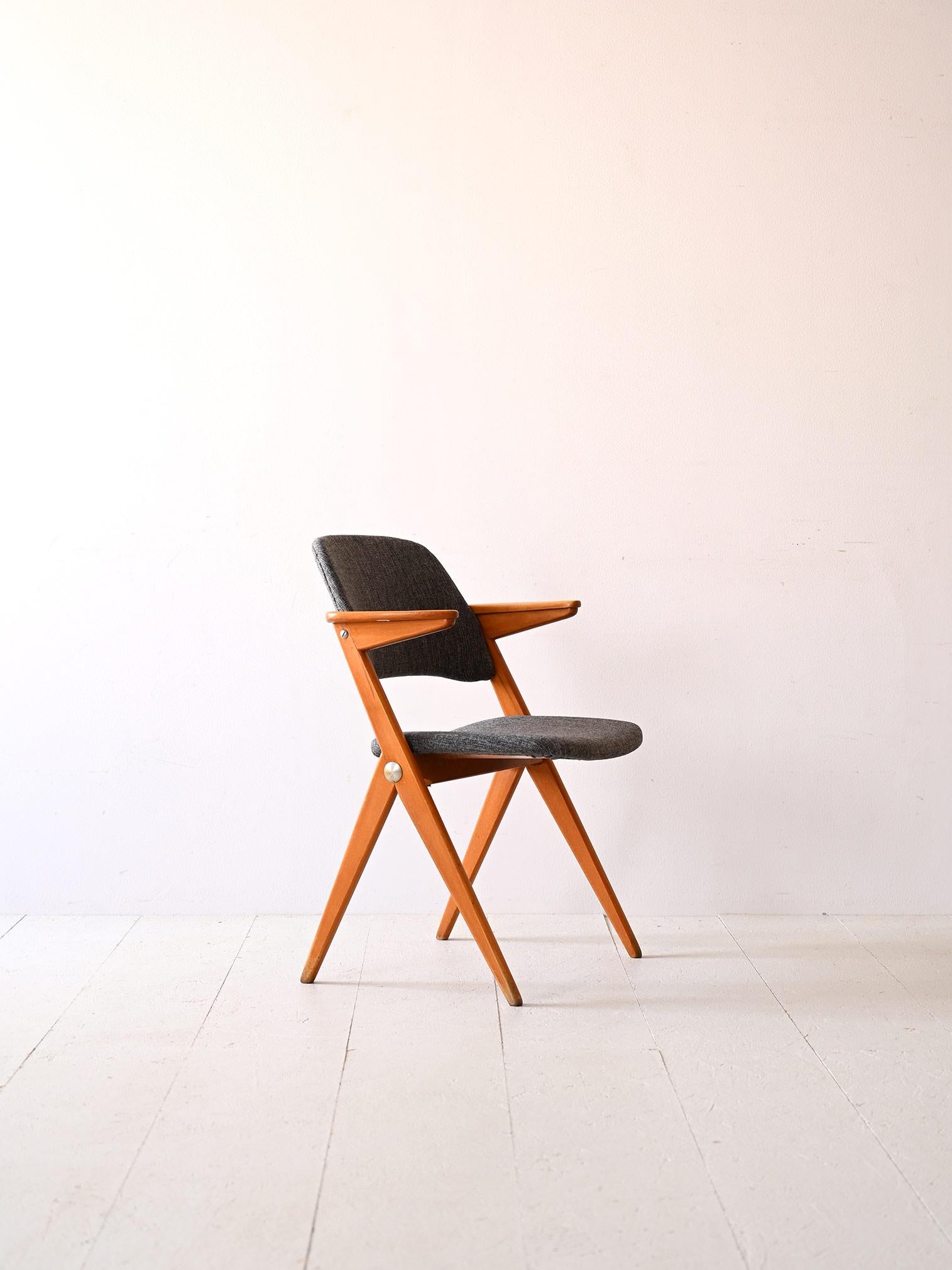 Chaise avec accoudoirs conçue par Bengt Ruda pour Nordiska Kompaniet dans les années 1950.

Le siège a été doublé et rembourré avec un tissu 