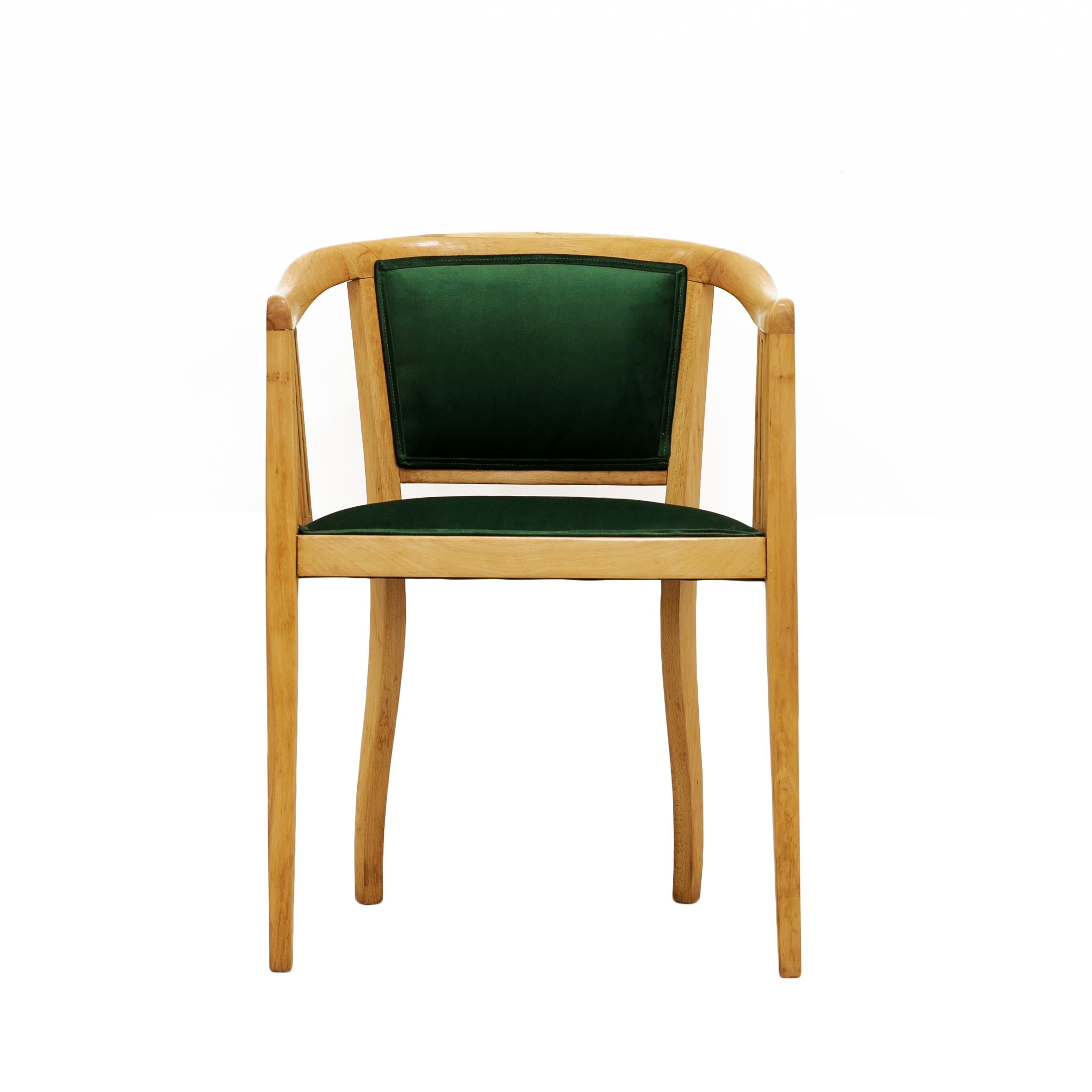 This chair with armrests dates back to the 1920s and was made in Germany. The piece is made of birch wood. The furniture was professionally renovated - the construction was solidly strengthened and the wooden surfaces were protected with oil of the