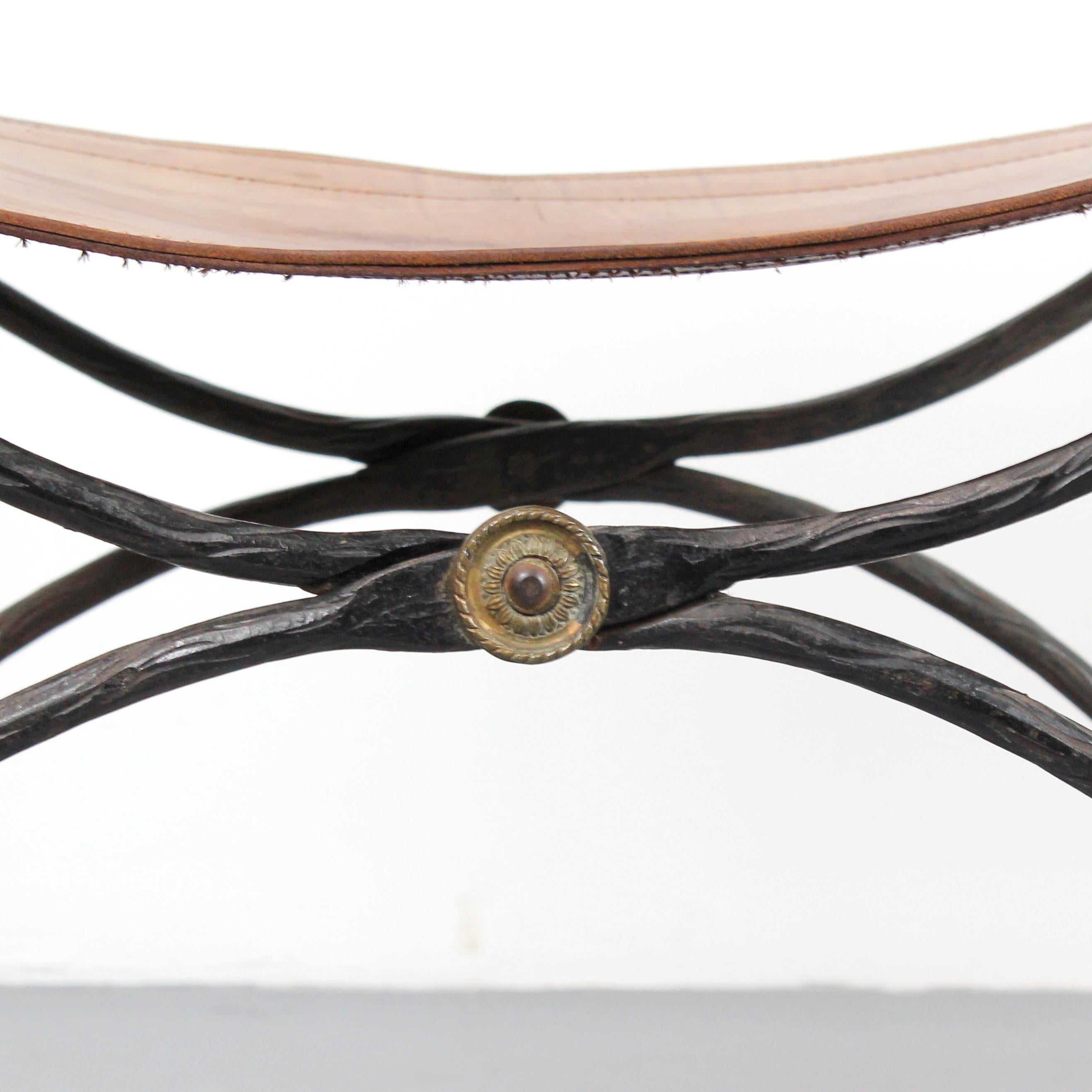 Chair with cast iron frame, gilt brass trim, and brown leather upholstery Bon état - En vente à Madrid, España