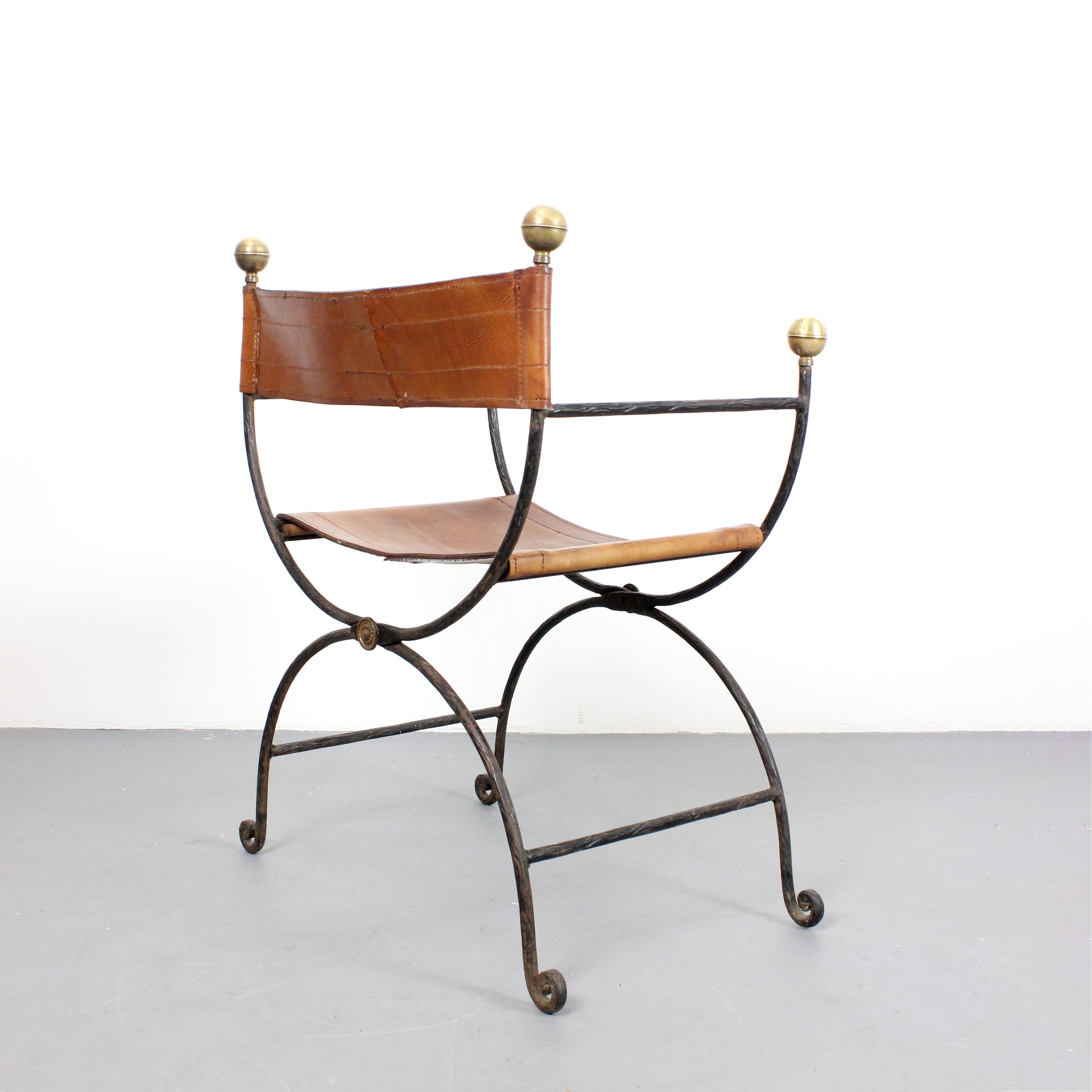 20ième siècle Chair with cast iron frame, gilt brass trim, and brown leather upholstery en vente