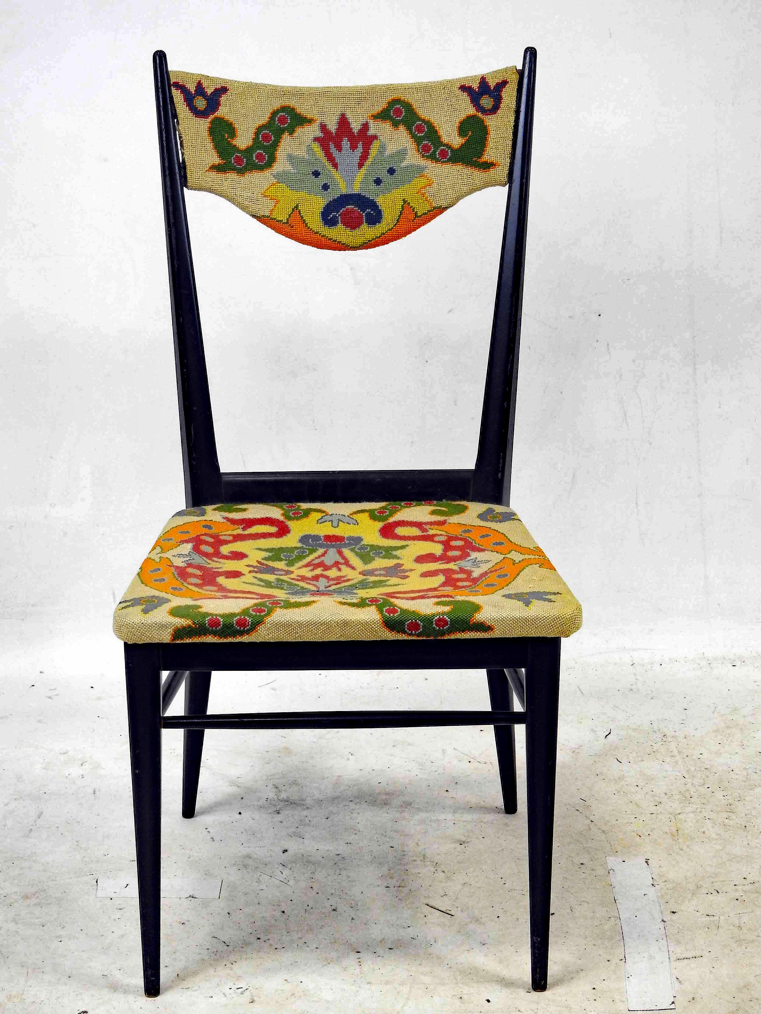 Chaise avec structure en bois ébénisé, assise et dossier recouverts de tapisserie petit point.
tapisserie en bon état
