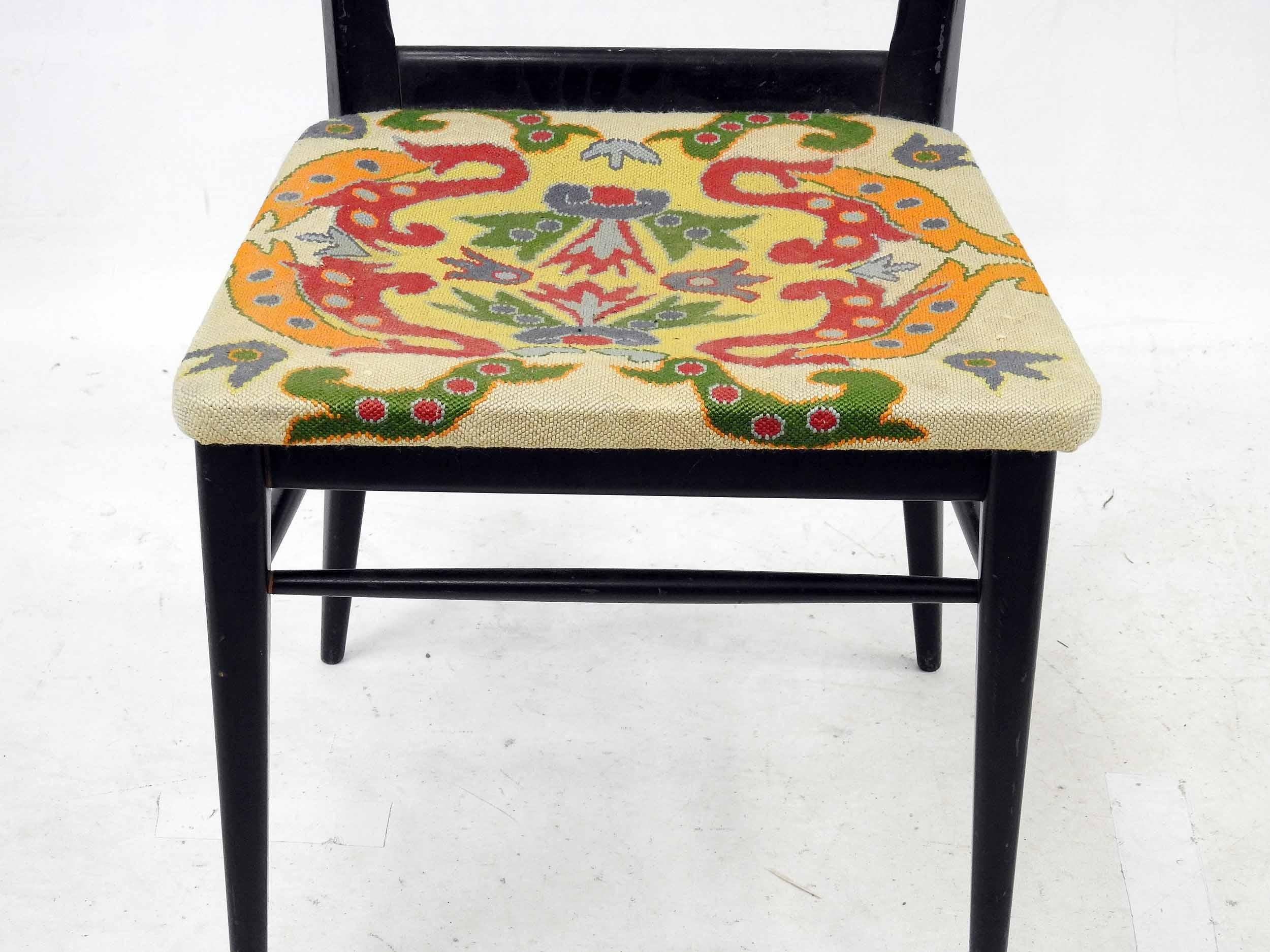 Ébénisé Chaise avec structure en bois ébénisé, assise et dossier recouverts de tapisserie. en vente