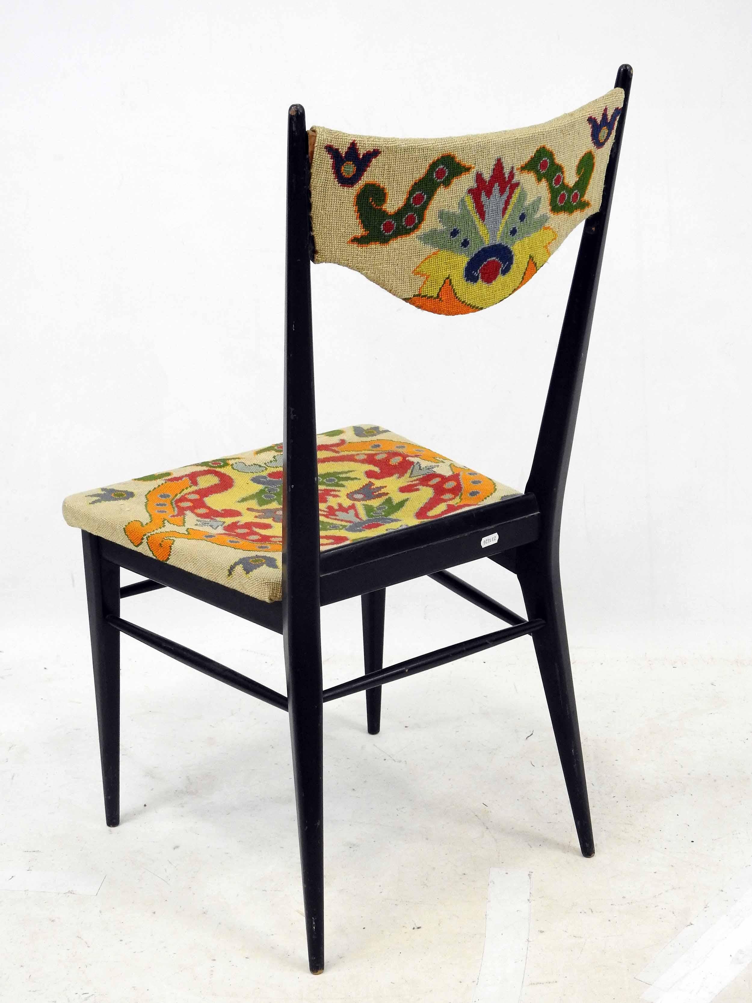 Stuhl mit ebonisierter Holzstruktur, Sitz und Rückenlehne mit Wandteppichbezug. (Mitte des 20. Jahrhunderts) im Angebot