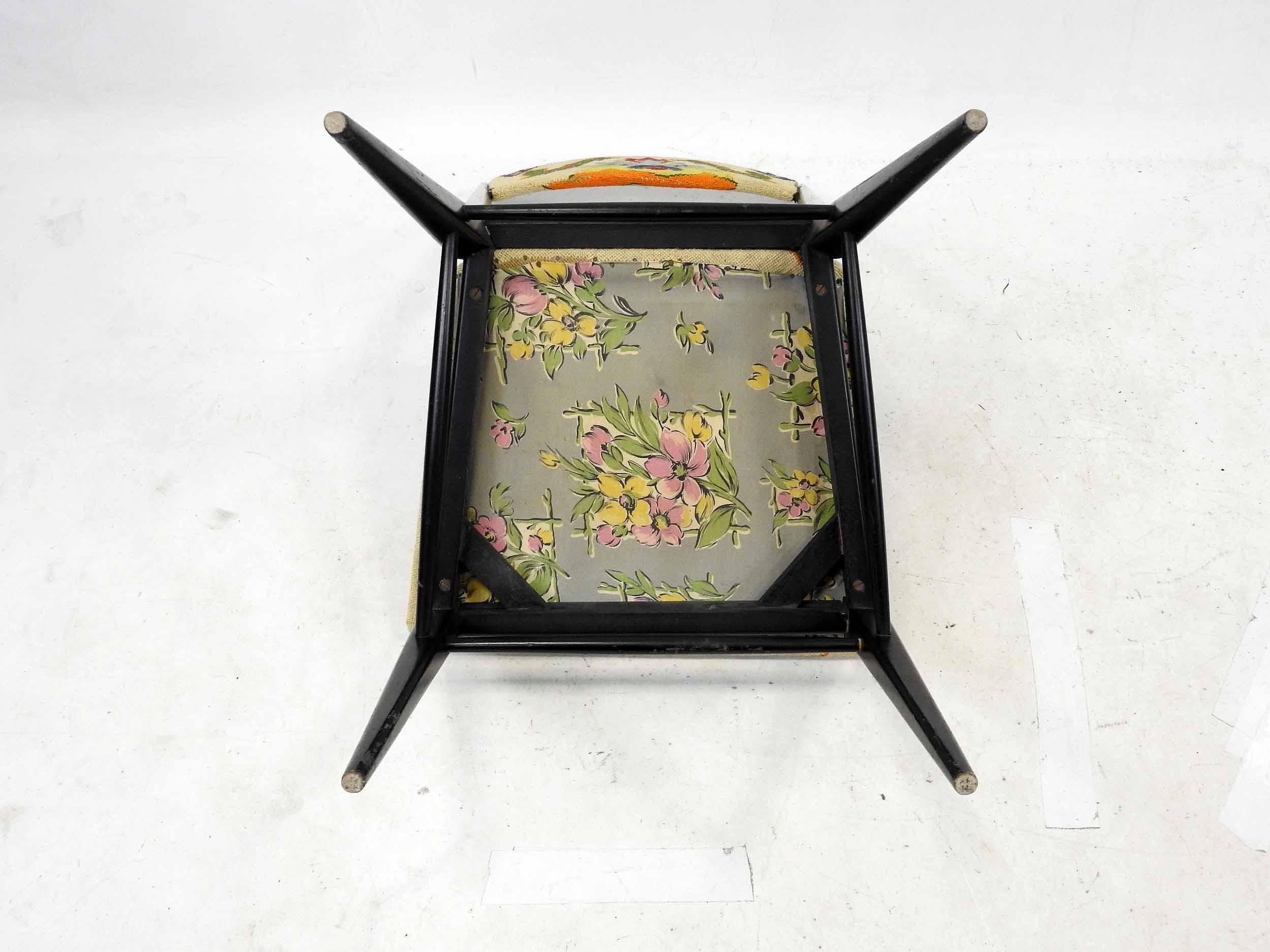Chaise avec structure en bois ébénisé, assise et dossier recouverts de tapisserie. en vente 1