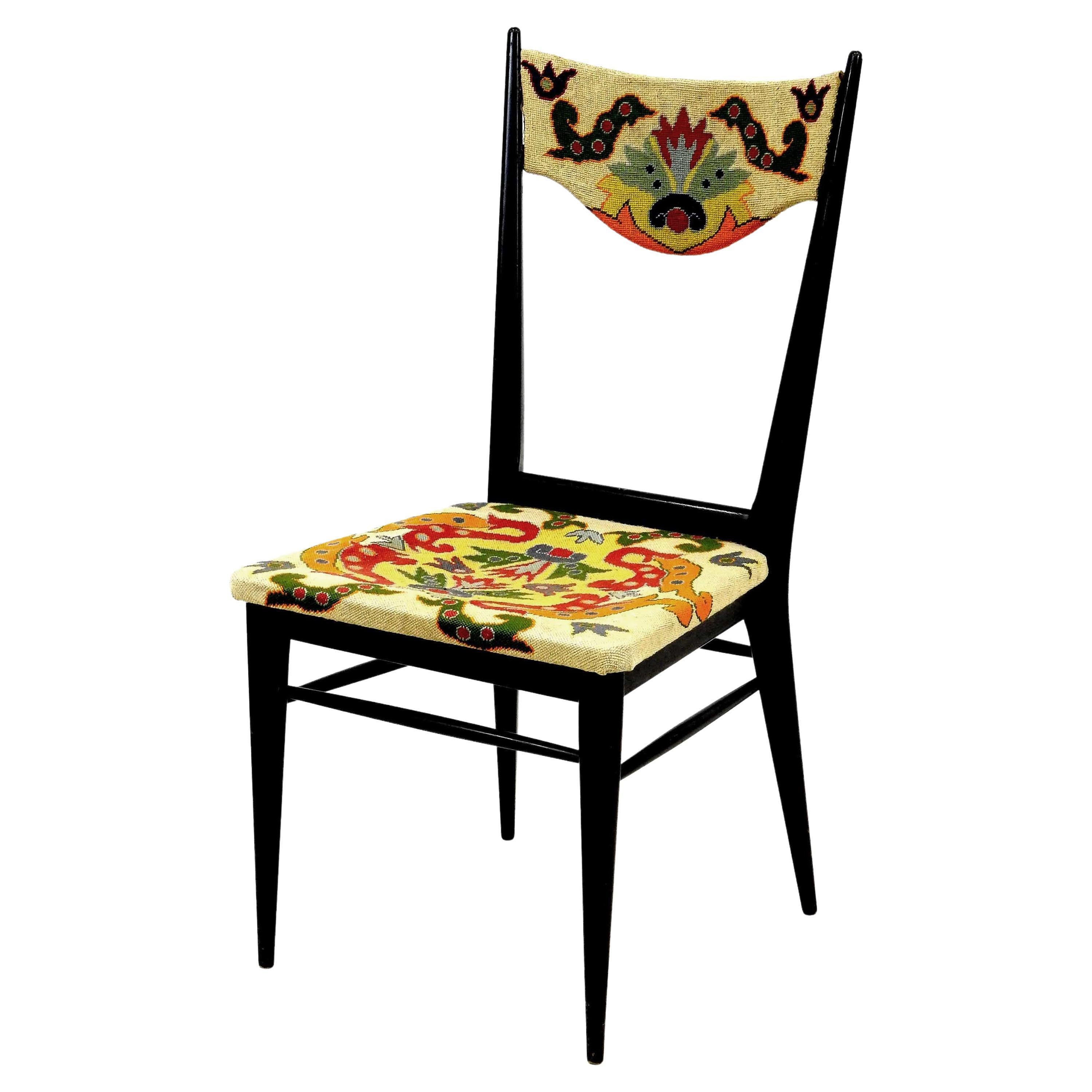 Chaise avec structure en bois ébénisé, assise et dossier recouverts de tapisserie.
