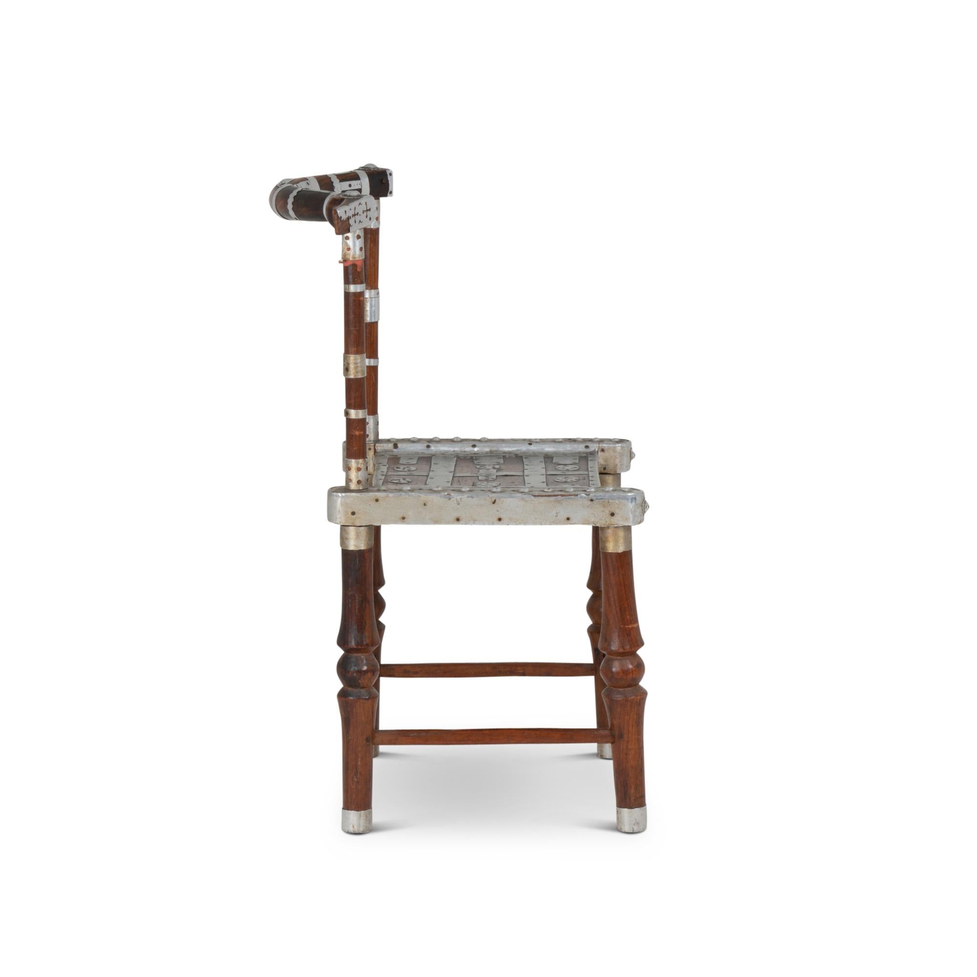 Chaise avec décoration en métal martelé, vingtième siècle Excellent état - En vente à Saint-Ouen, FR