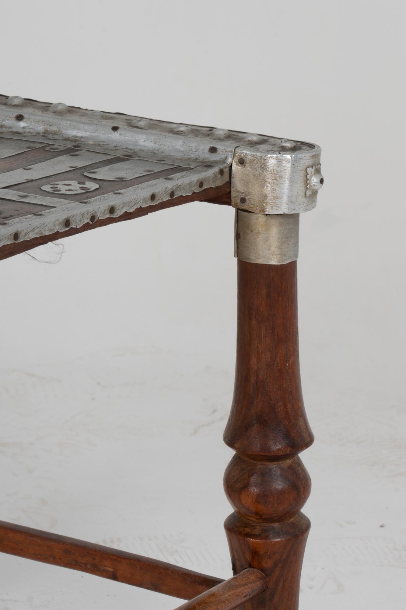 Chaise avec décoration en métal martelé, vingtième siècle en vente 1