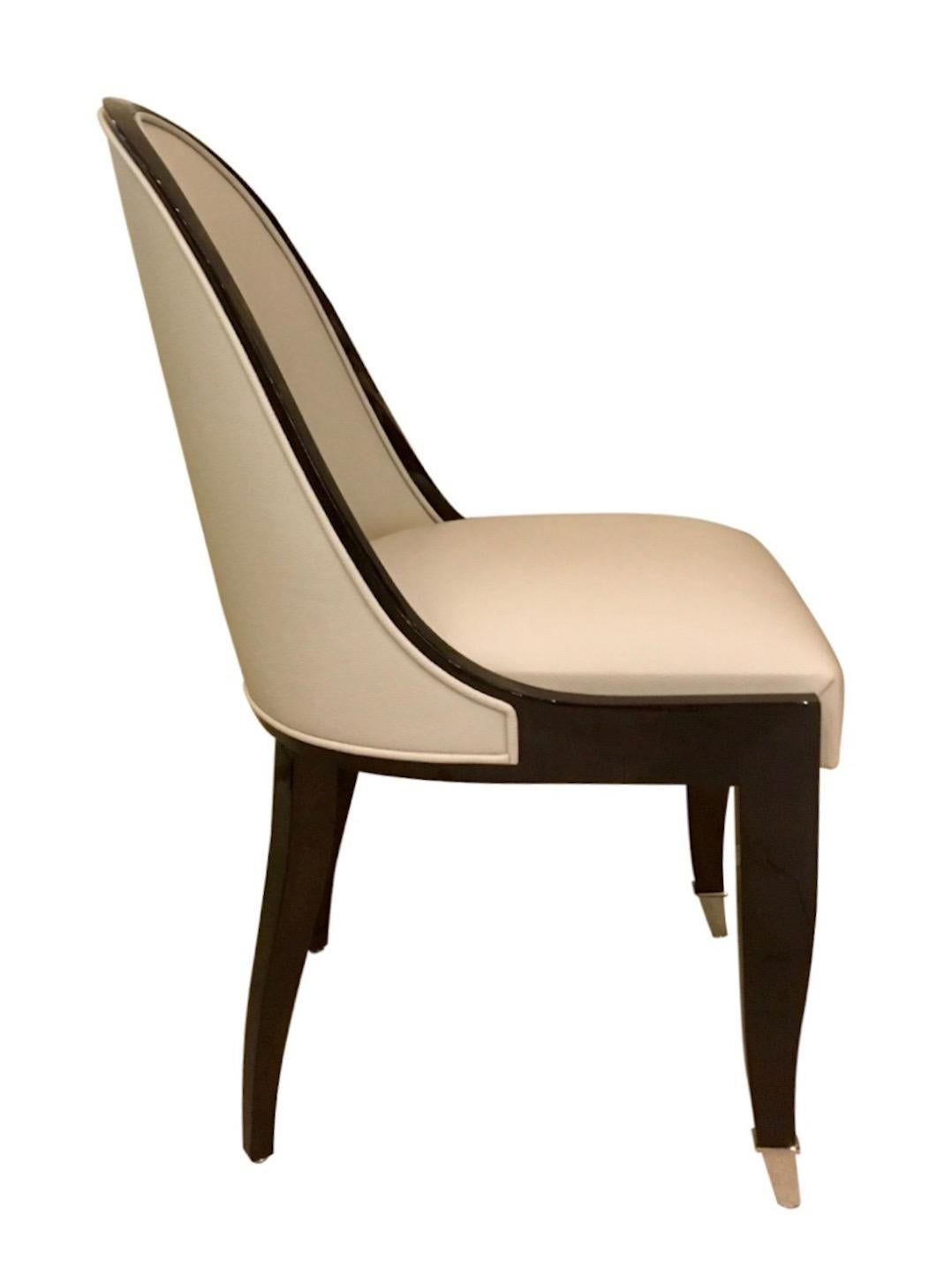 Stuhl mit schmal geschwungener Rückenlehne im Art-Déco-Stil mit Leder und Holz (Art déco) im Angebot