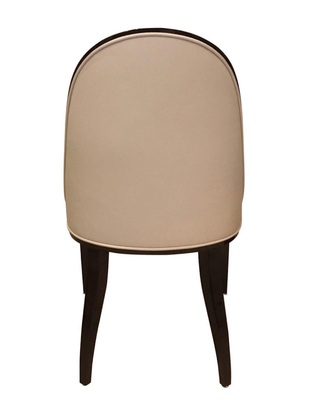 Stuhl mit schmal geschwungener Rückenlehne im Art-Déco-Stil mit Leder und Holz (Deutsch) im Angebot