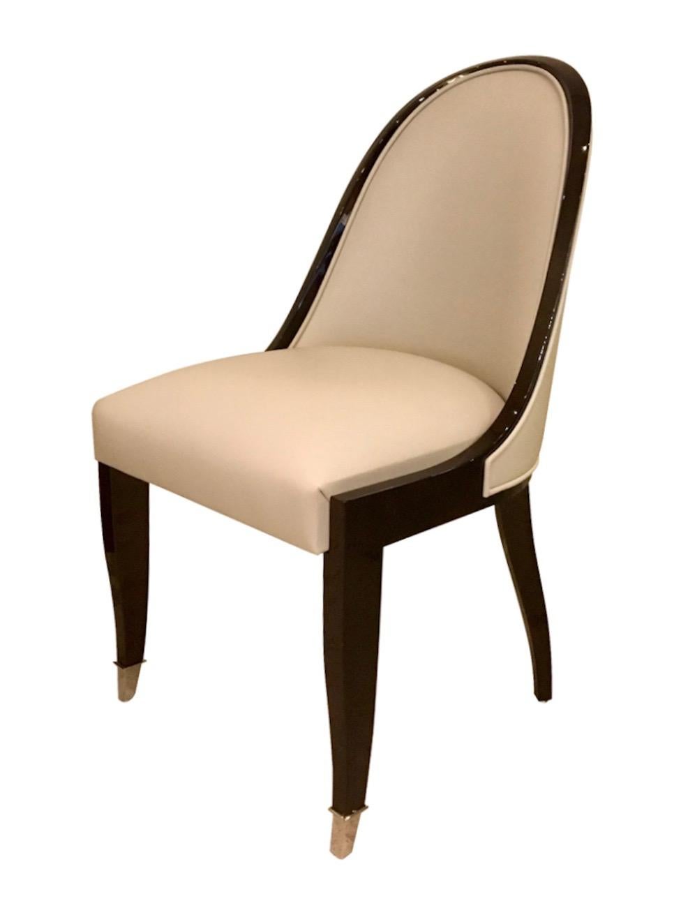 Stuhl mit schmal geschwungener Rückenlehne im Art-Déco-Stil mit Leder und Holz im Zustand „Neu“ im Angebot in Ulm, DE