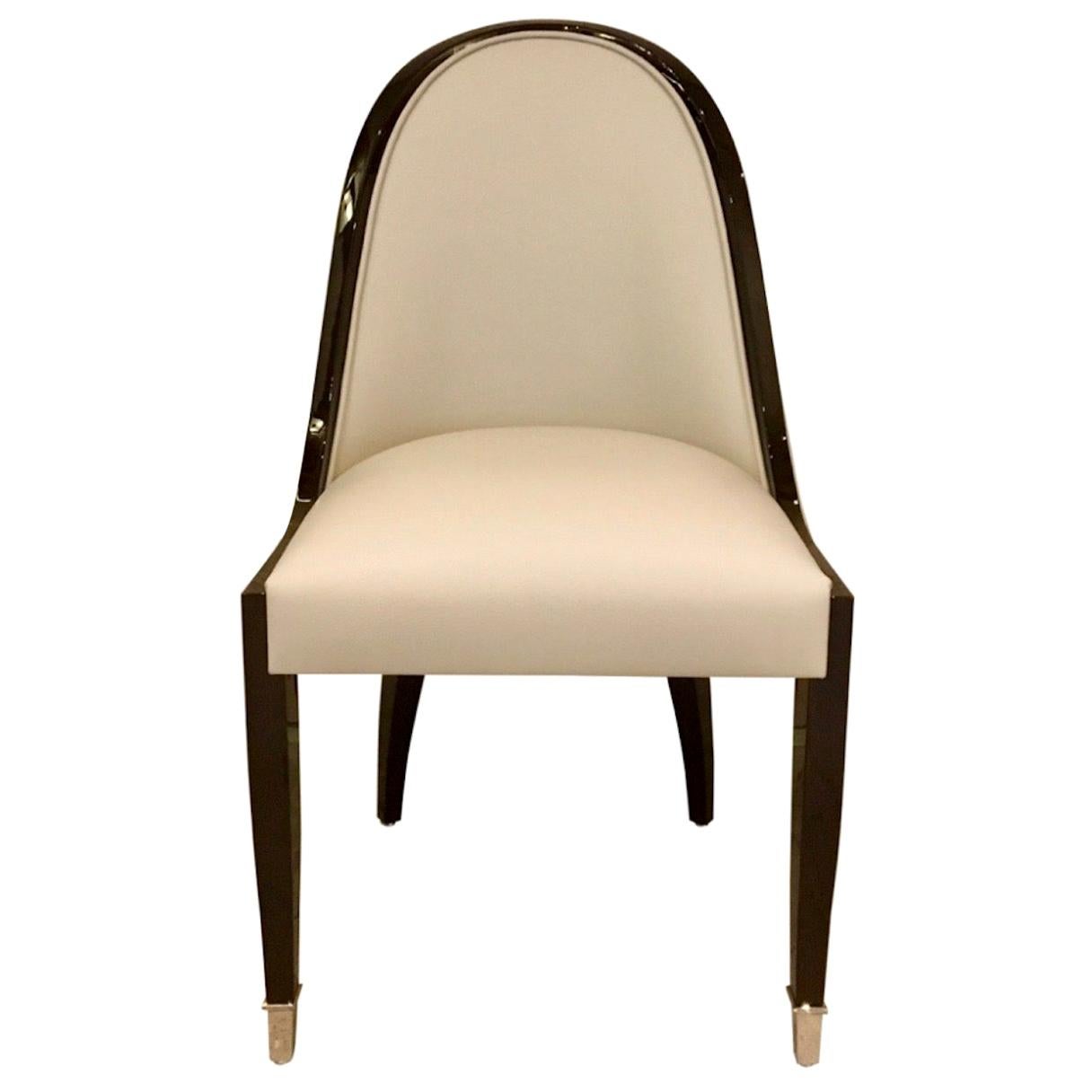Stuhl mit schmal geschwungener Rückenlehne im Art-Déco-Stil mit Leder und Holz