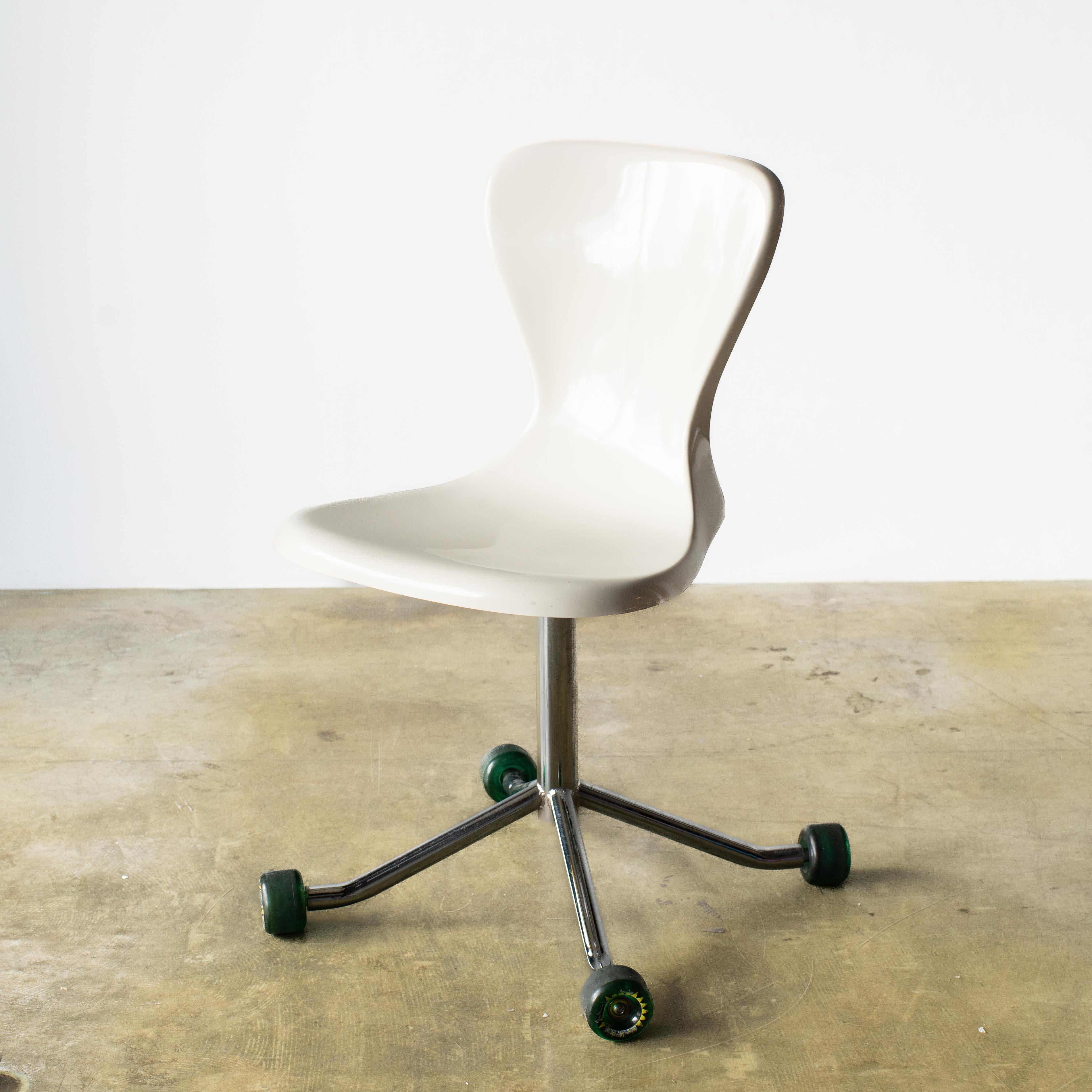 Stuhl mit Skateboard-Rädern  Hajime Okajima Y2K-Design im Stil von Hajime (Space Age) im Angebot
