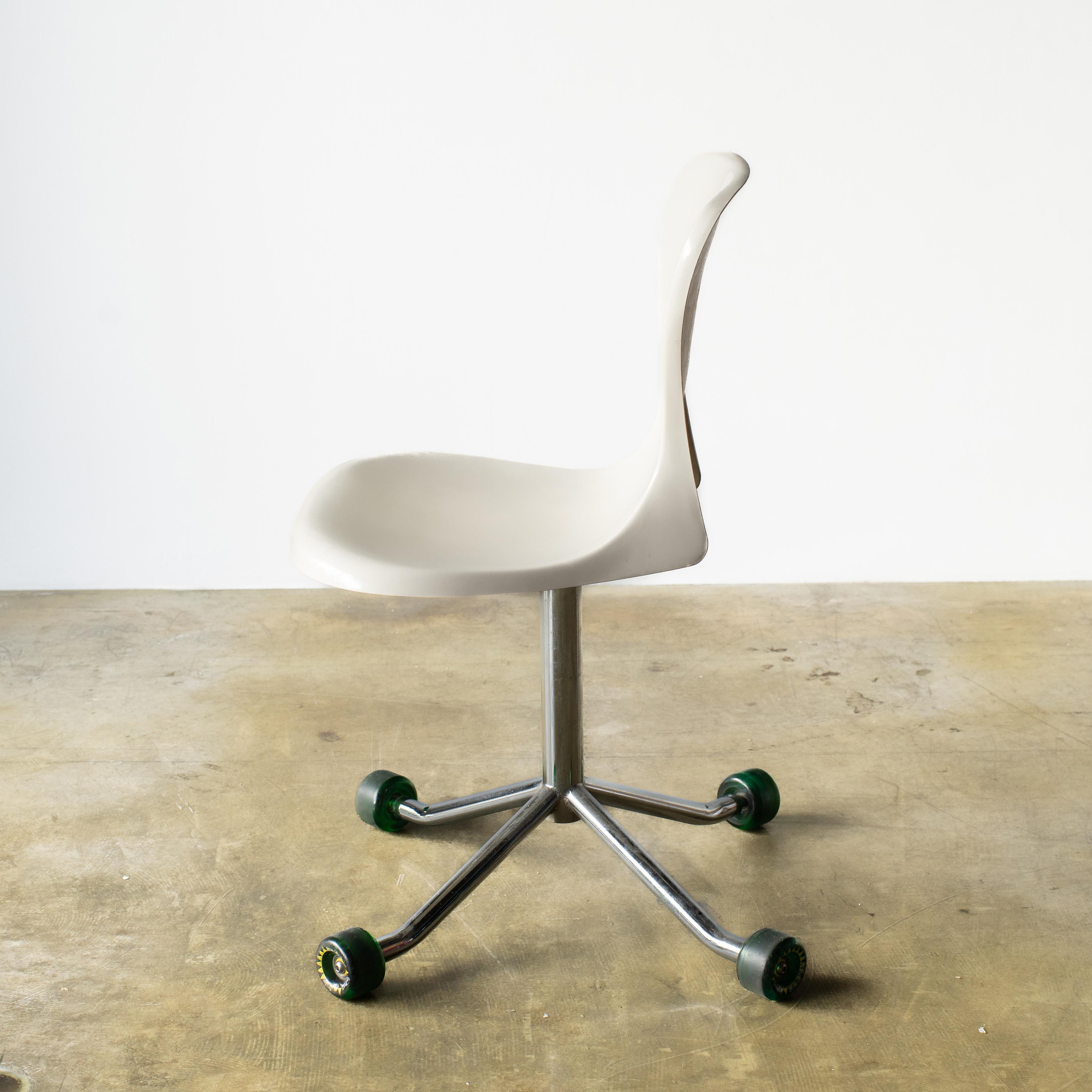 Stuhl mit Skateboard-Rädern  Hajime Okajima Y2K-Design im Stil von Hajime (Japanisch) im Angebot