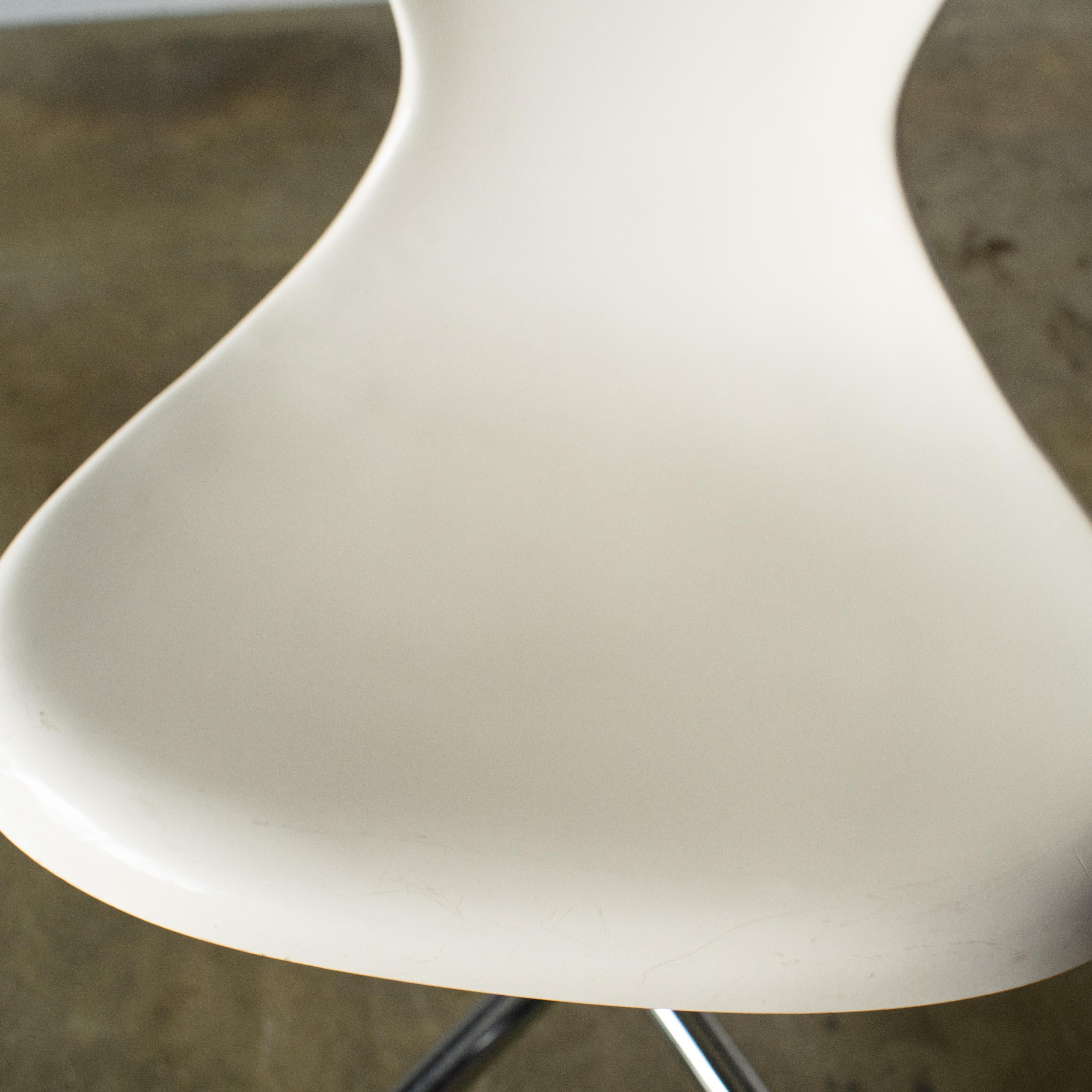 Stuhl mit Skateboard-Rädern  Hajime Okajima Y2K-Design im Stil von Hajime (Stahl) im Angebot
