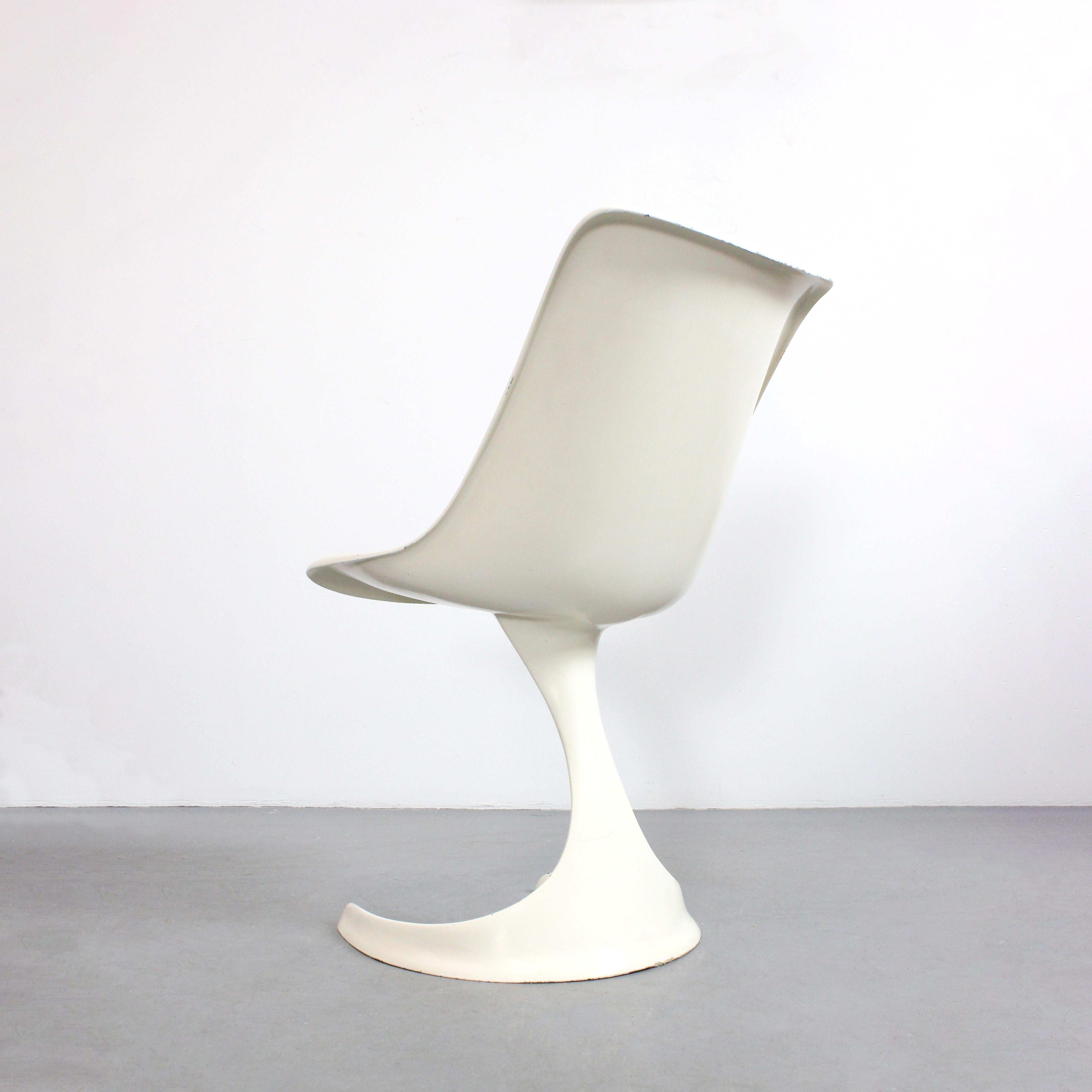 Stuhl mit Gestell aus Stahl und Fiberglas, cremeweiß lackiert - nach Felpam - um 1960 - Spanien

Abmessungen: 74 x 44 x 64 cm