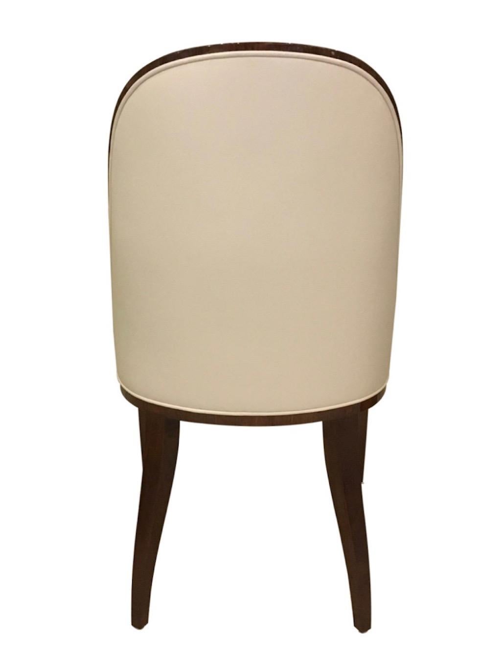 Stuhl mit breiter, geschwungener Rückenlehne im Art-Déco-Stil mit Leder und Holz (Art déco) im Angebot
