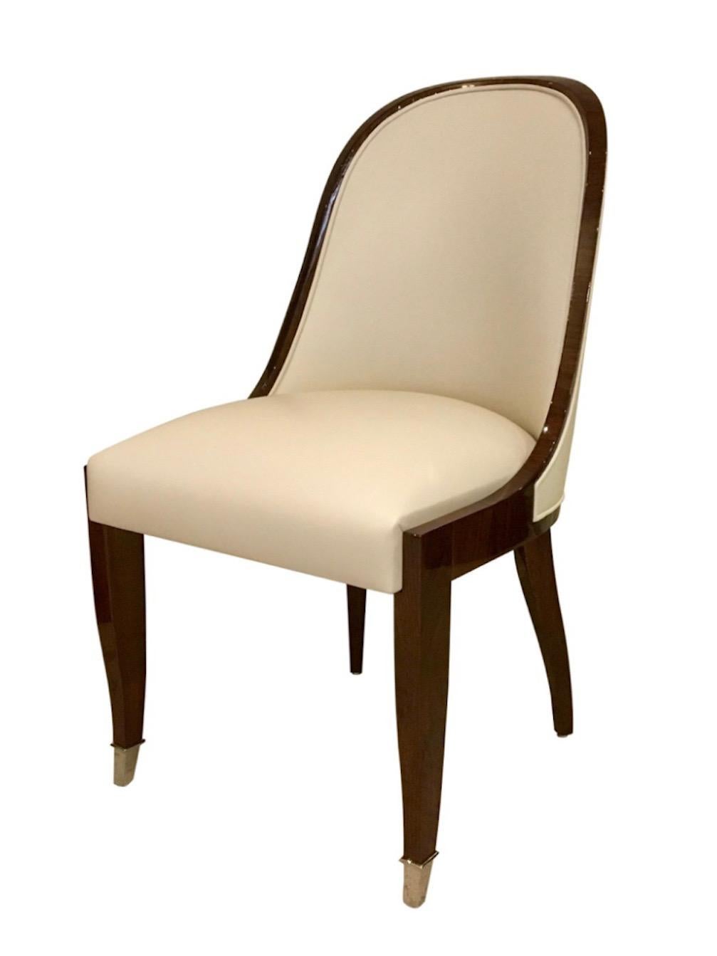 Stuhl mit breiter, geschwungener Rückenlehne im Art-Déco-Stil mit Leder und Holz (Deutsch) im Angebot