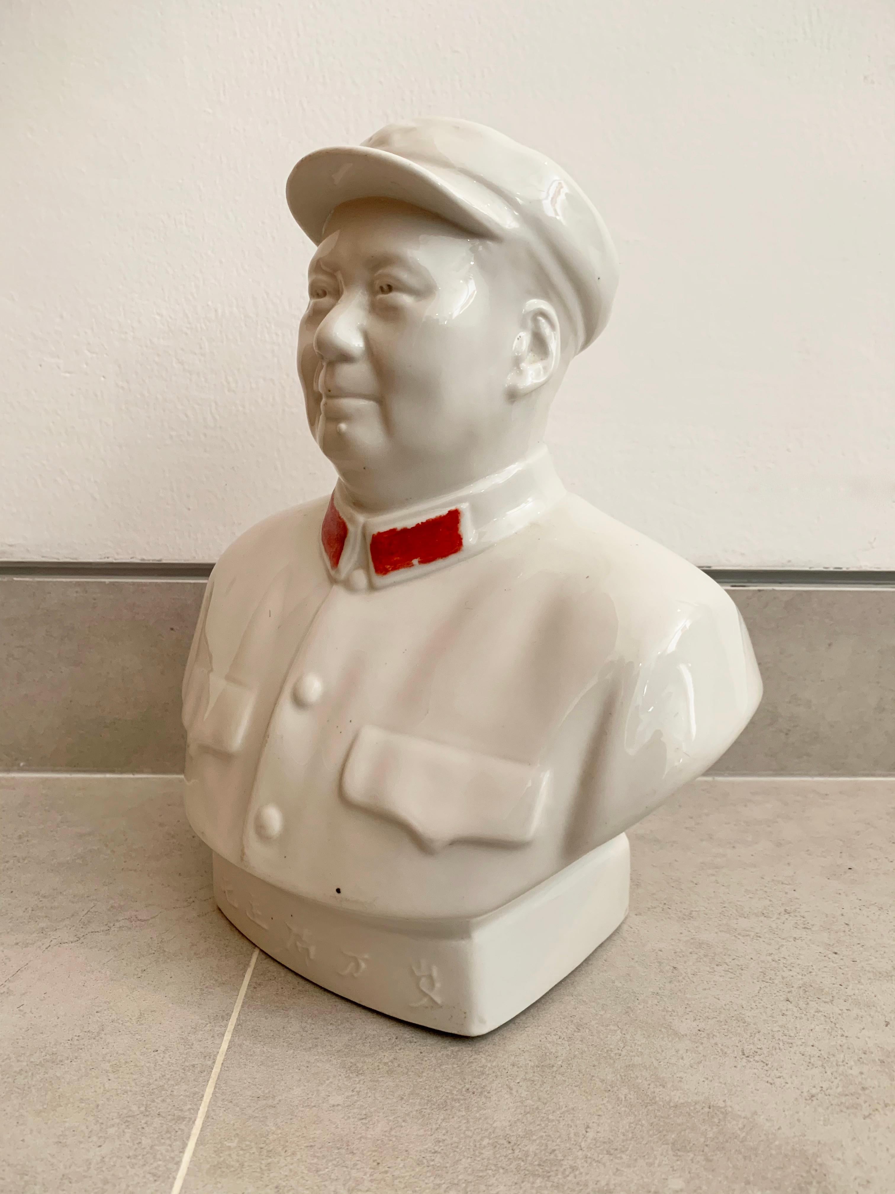 Chairman Mao Cultural Revolution Porcelain Figure dating to circa 1950. A great and imposing piece of memorabilia. 

Dimensions: Height 28cm x Width 23cm x Depth 14cm.