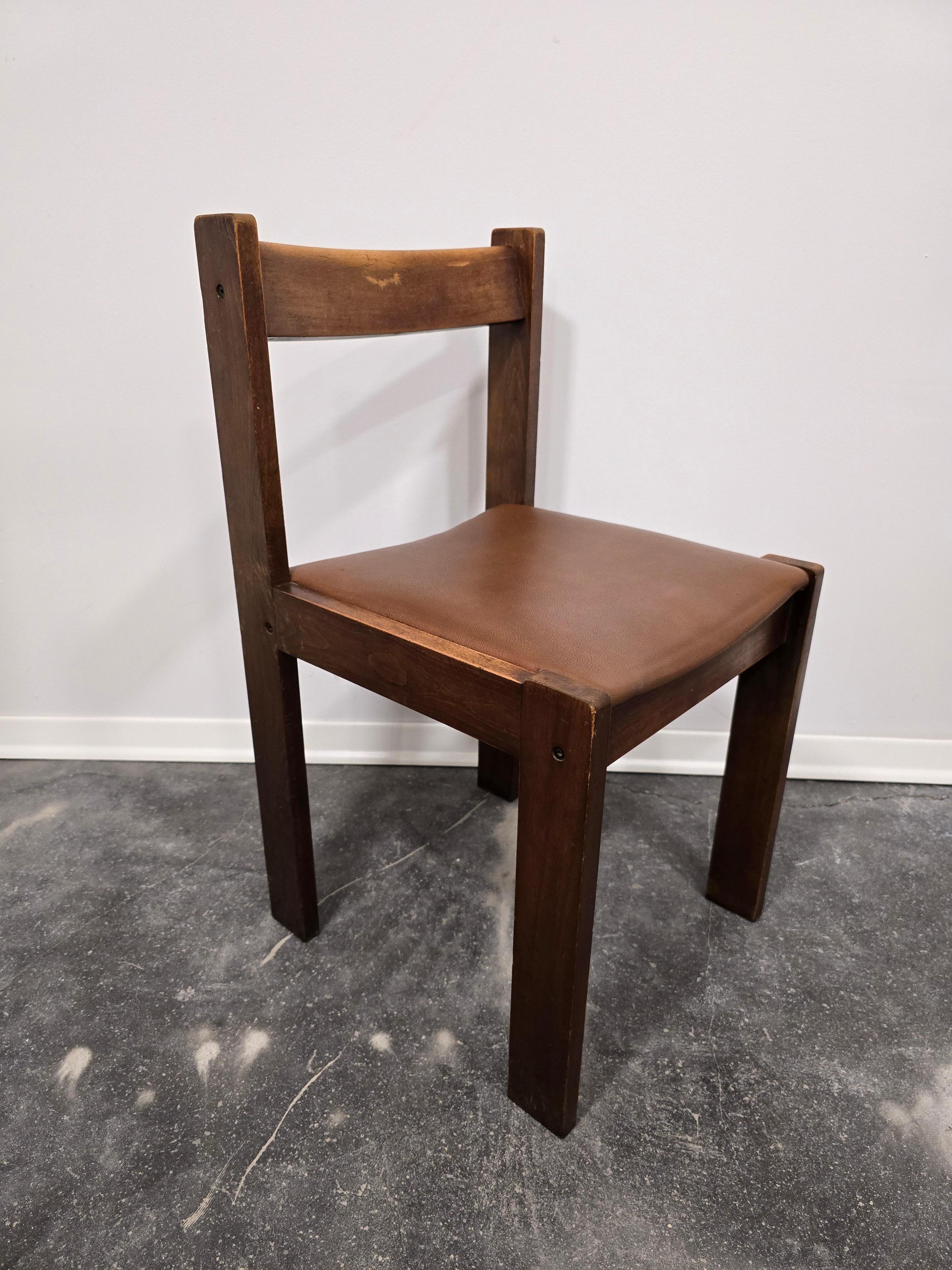 Sedie da pranzo anni '70

Look industriale con ottima patina.

Materiale: legno duro, ecopelle.