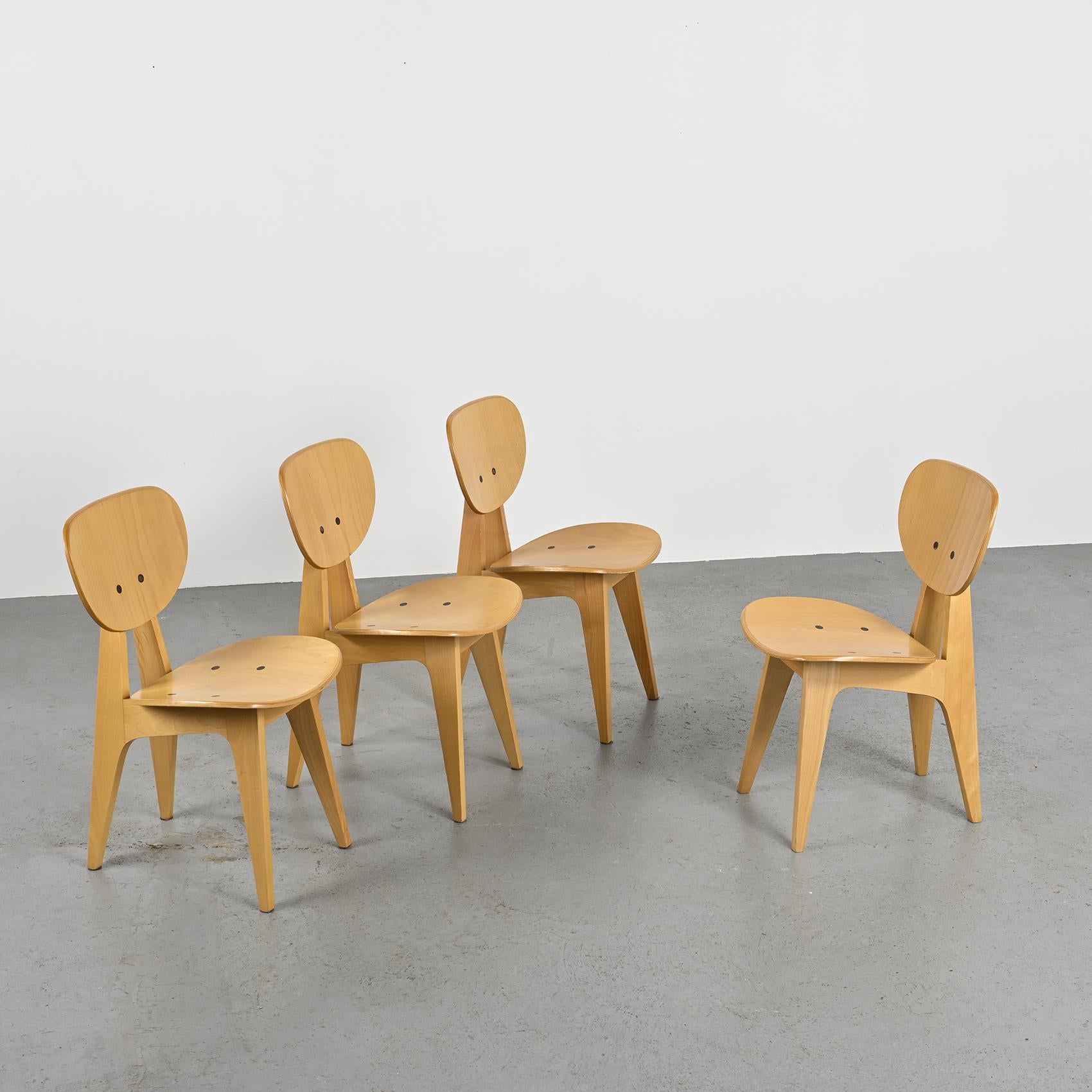 Ensemble de quatre chaises, modèle 3221, imaginé dans les années 1950 par le designer et architecte japonais Junzo Sakakura, connu pour sa Collaboration avec Le Corbusier. Ces chaises exhalent la sophistication et l'ingéniosité fonctionnelle