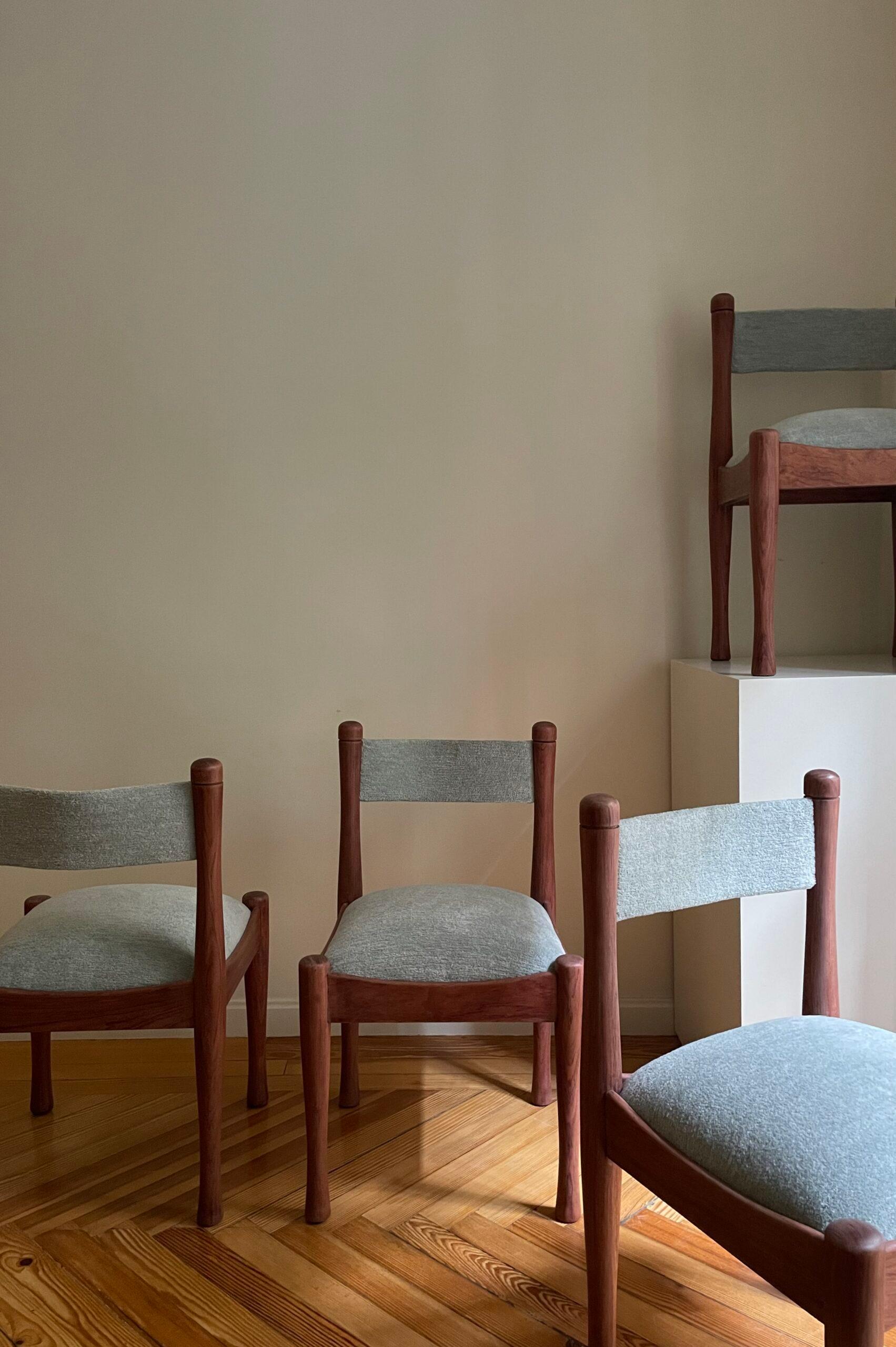 10 chairs model 620 by Silvio Coppola for Bernini, reupholstered in chenille. Glacier. Italy, 1960s.

Silvio Coppola (Brindisi 1920 - Milan, 1985) is one of the most versatile and versatile designers of the 20th century. The author of true