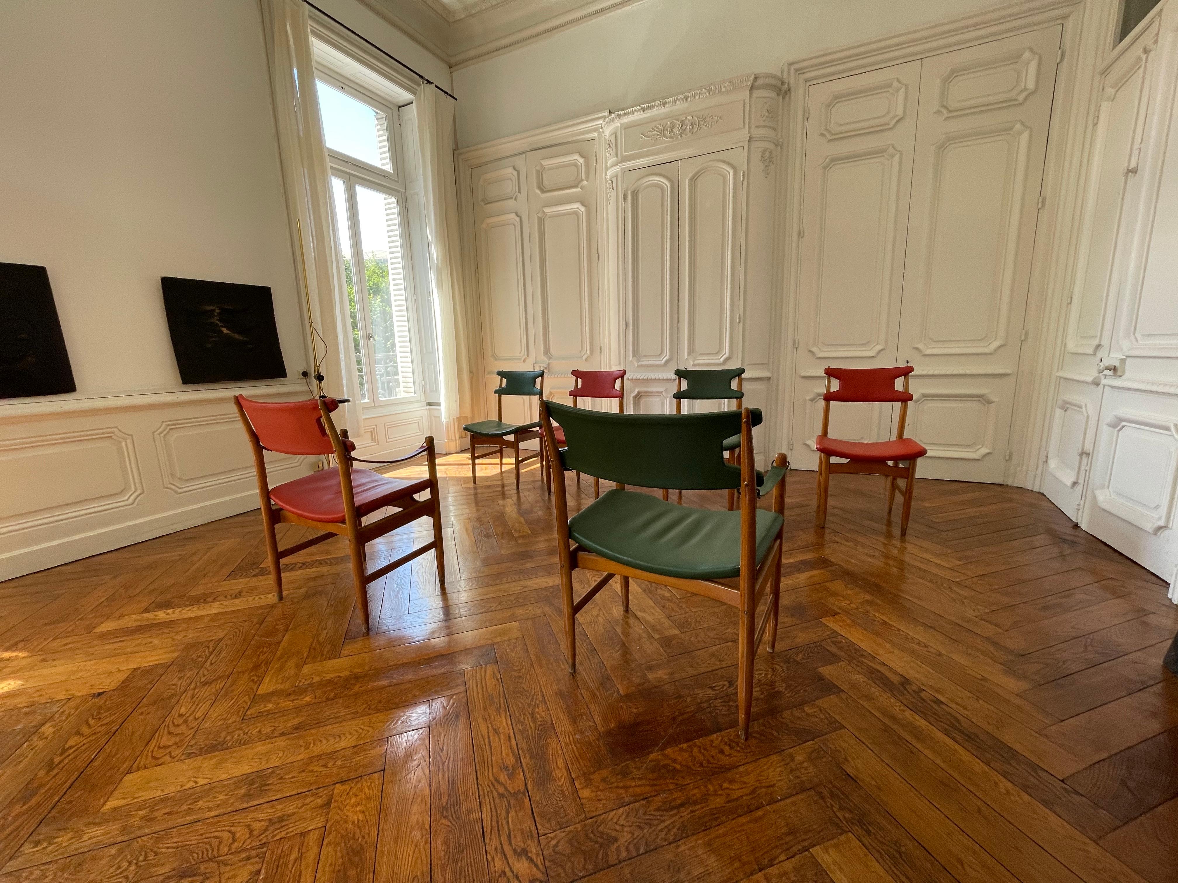 chaises et fauteuils design italien de 1950 dans le style de Gio Ponti. Rare et bel ensemble composé de quatre chaises et deux fauteuils avec accoudoirs en très bon état, proche du style de Gio Ponti. La tapisserie est en parfait état d'origine ;