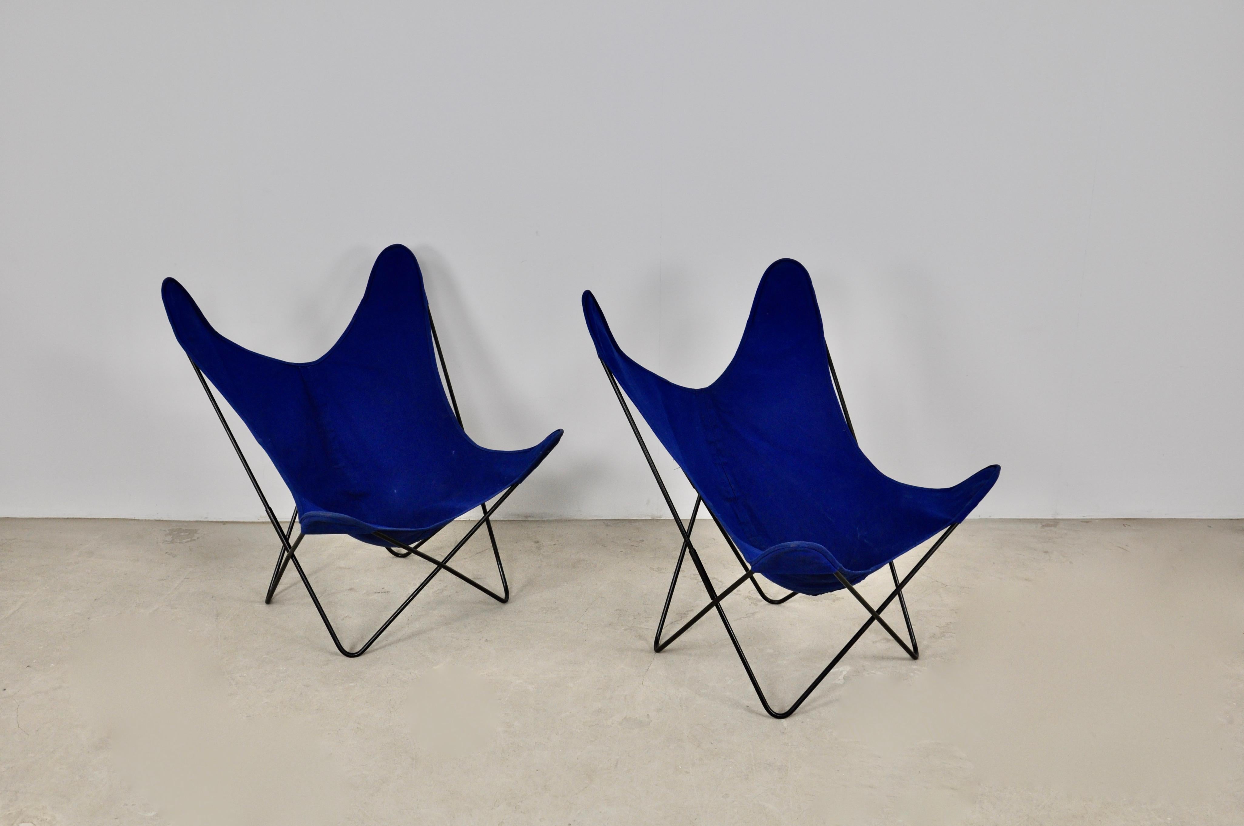 Pair of armchairs in metal and fabric of blue jeans color. Seat height: 31cm wear due to time and age of chairs.