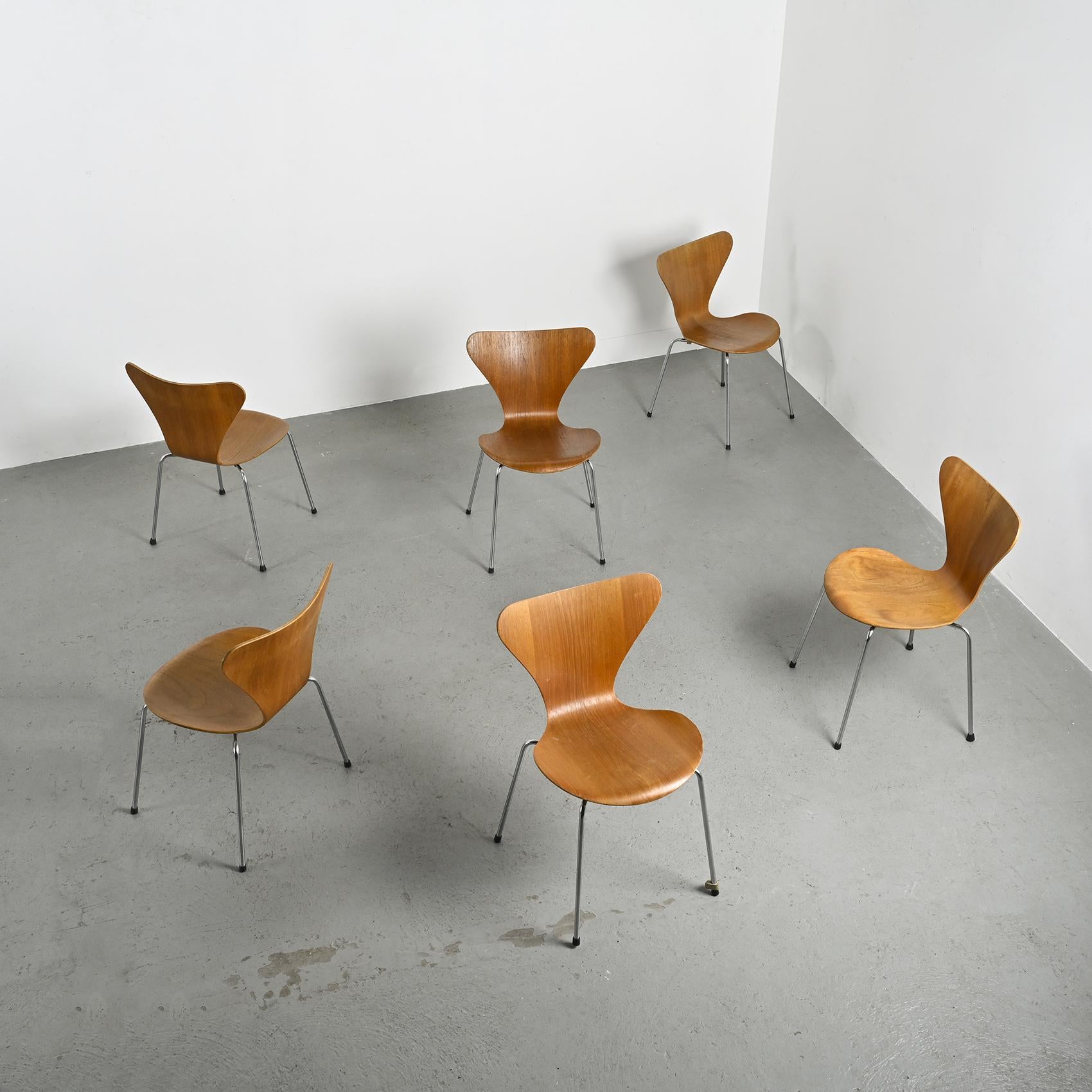 Timeless in their simplicity and elegance, these six 3107 chairs, also known as the Series 7, were designed by Arne Jacobsen in the 1970s.

Crafted from a single piece of thermoformed teak plywood, the seat and backrest seamlessly flow into each