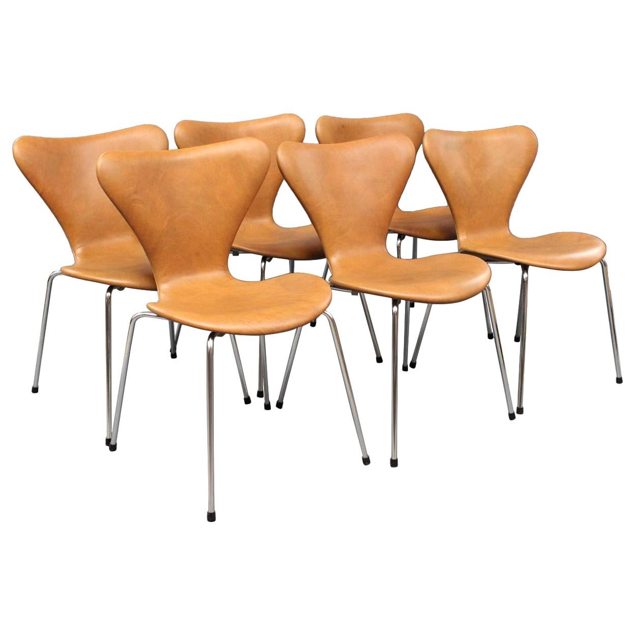 Silla Serie Siete Modelo 3107 En Piel Coñac Por Arne Jacobsen De Los Años 80