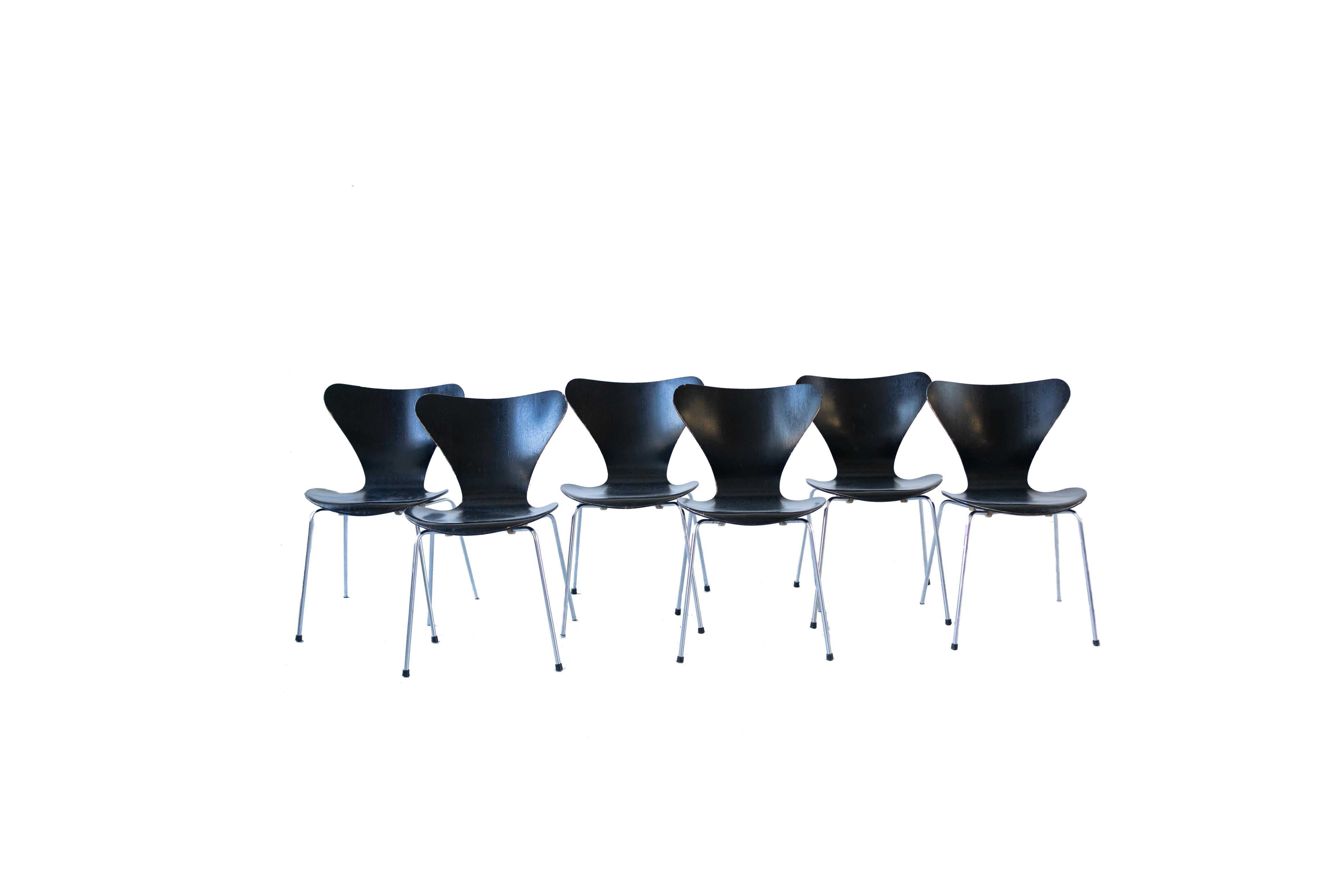 Mid-Century Modern Chairs by Arne Jacobsen series 7 for Fritz Hansen , set of 6 chairs For Sale