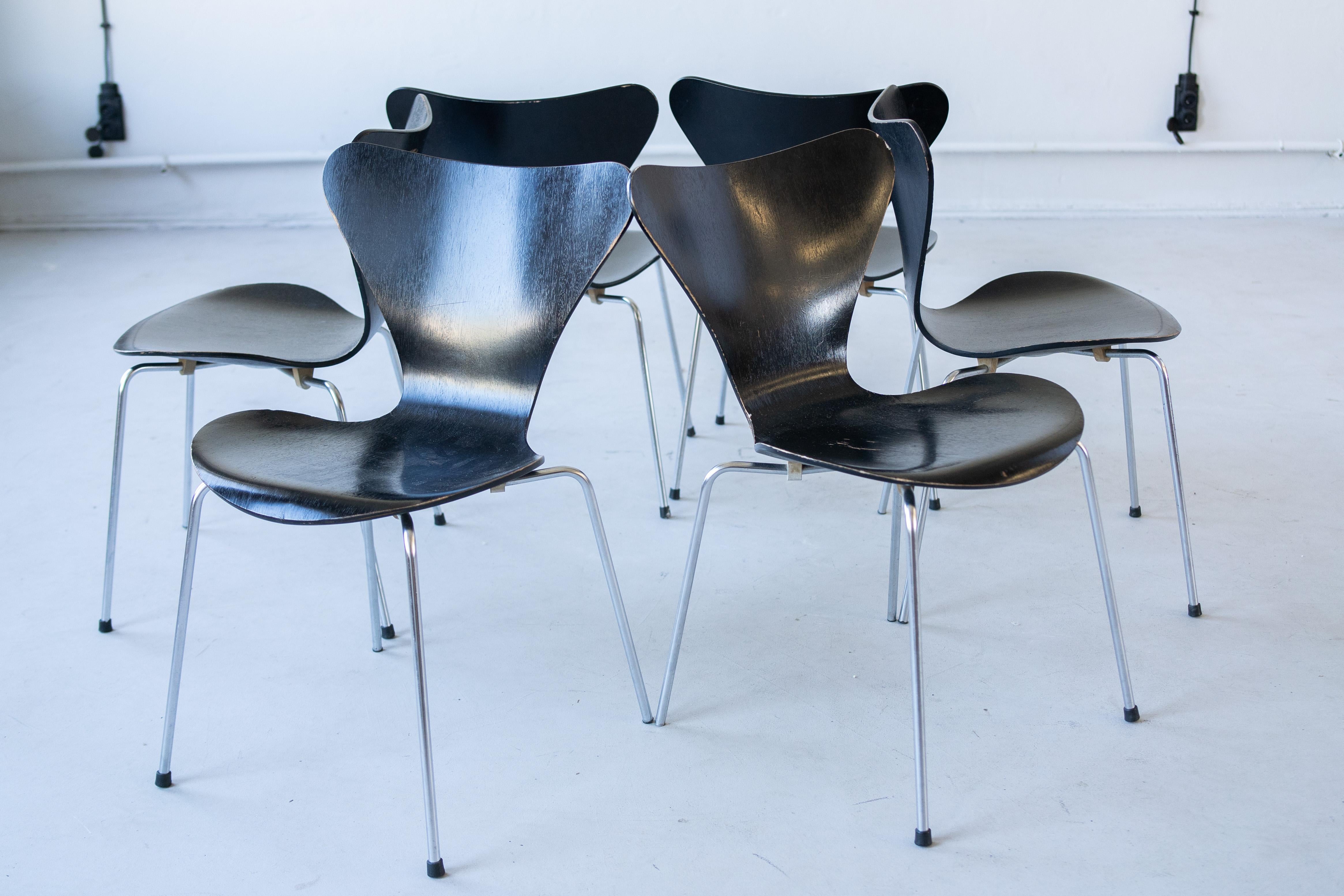 Danish Chairs by Arne Jacobsen series 7 for Fritz Hansen , set of 6 chairs For Sale
