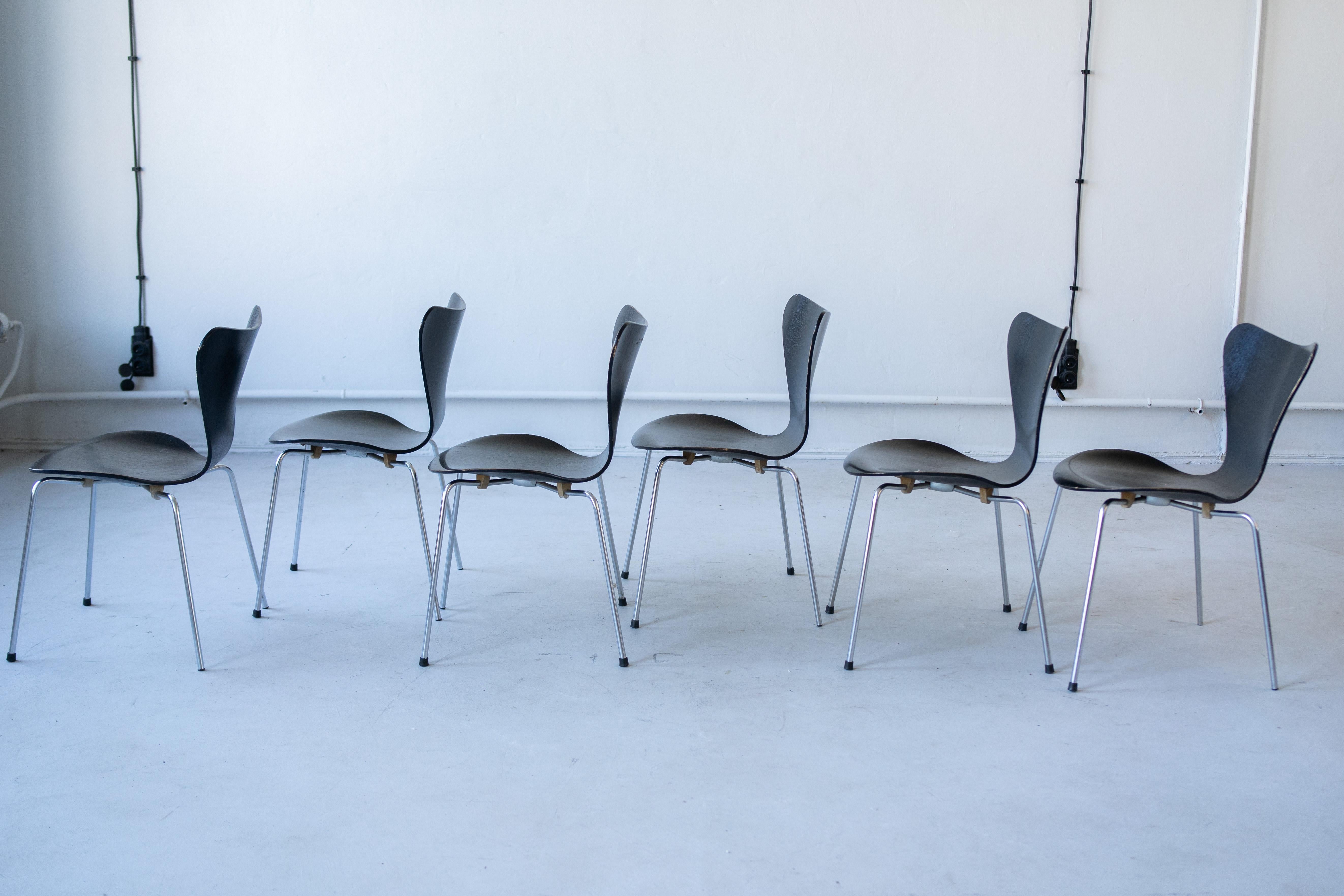 Chairs by Arne Jacobsen series 7 for Fritz Hansen , set of 6 chairs In Fair Condition For Sale In Porto, Porto