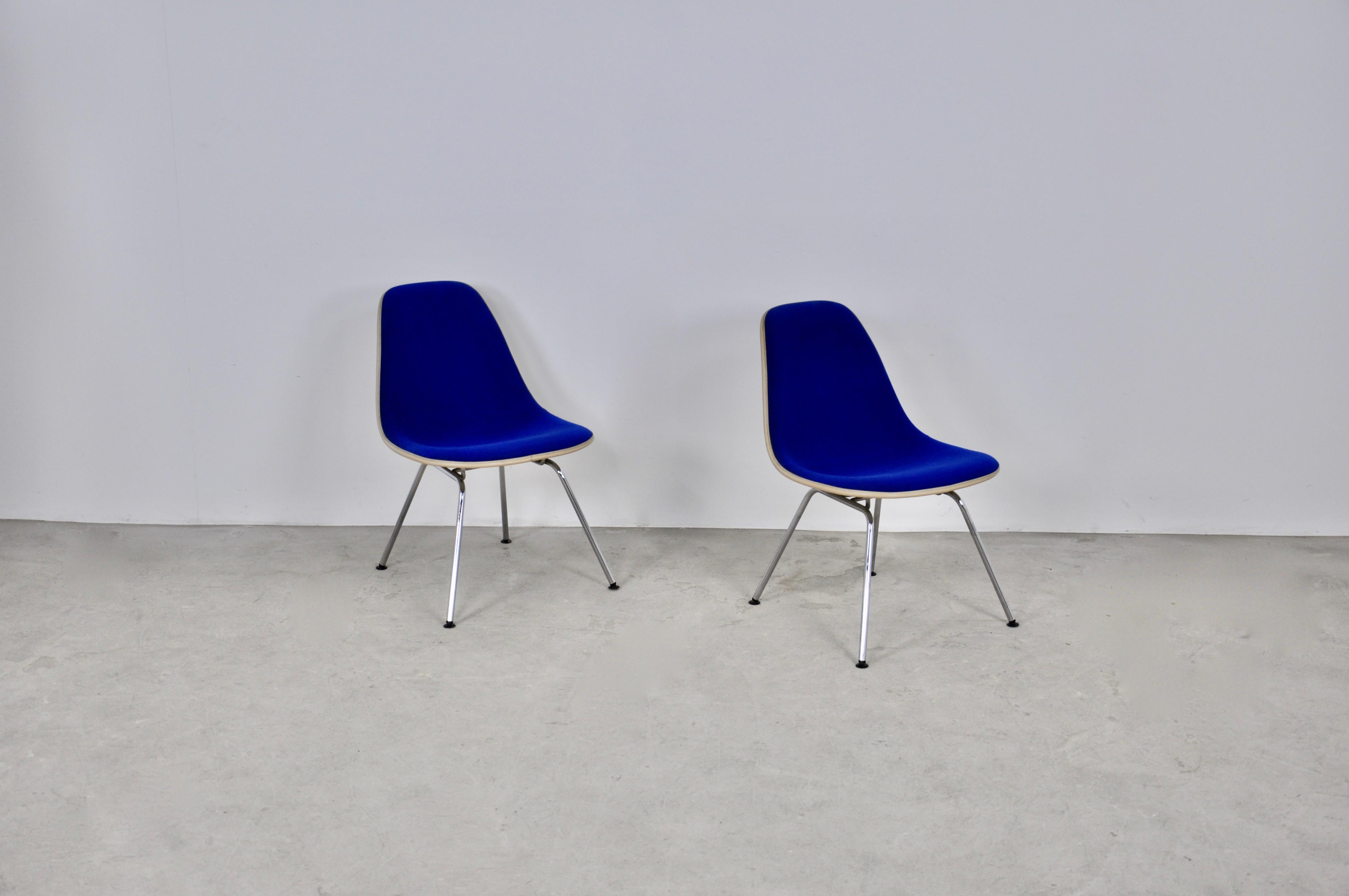 Pair of chairs in blue fabric. structure in fiberglass. foot in chromed metal. Wear due to time and age of the chairs. Measure: Seat height: 41cm.