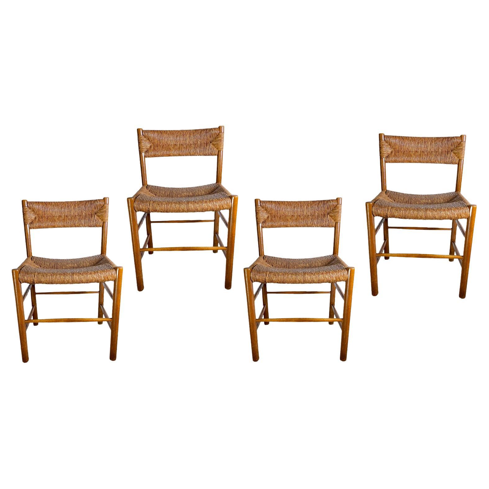 Nous avons ici un lot très rare, de 4 chaises identiques, du modèle Dordogne, par Charlotte Perriand. Cet ensemble, authentique et original, provient d'une famille vivant à Madrid. Cette famille a acheté ses chaises dans les années 1960. Ils n'ont