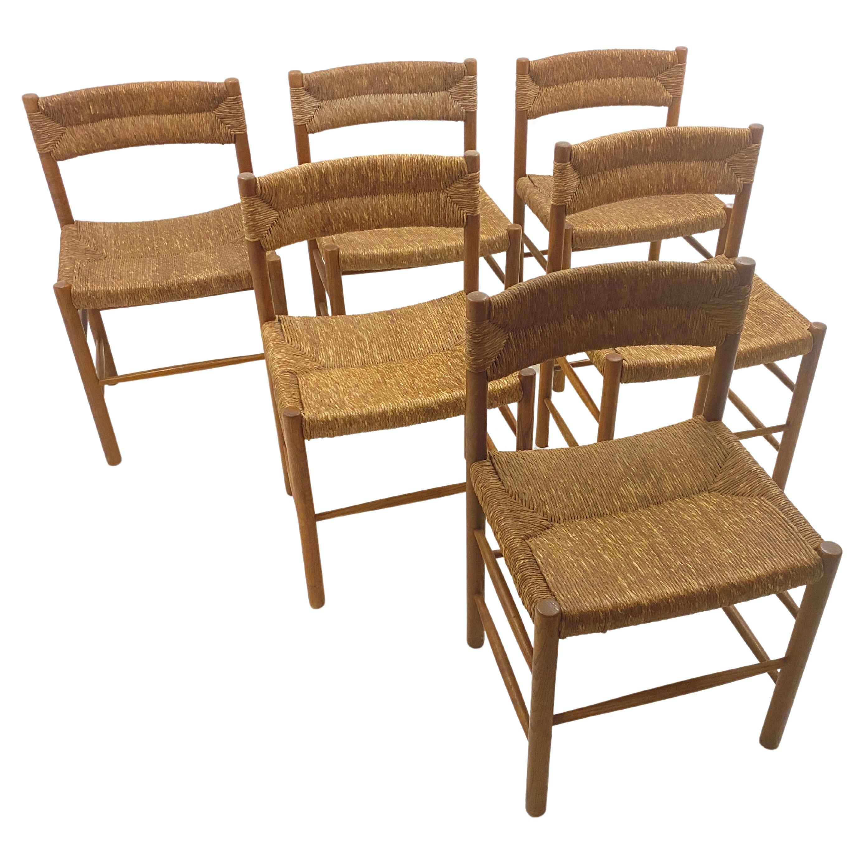 Nous avons ici un lot très rare, de 6 chaises identiques, du modèle Dordogne, par Charlotte Perriand. Cet ensemble, authentique et original, provient d'une famille vivant à Madrid. Cette famille a acheté ses chaises dans les années 1960. Ils n'ont