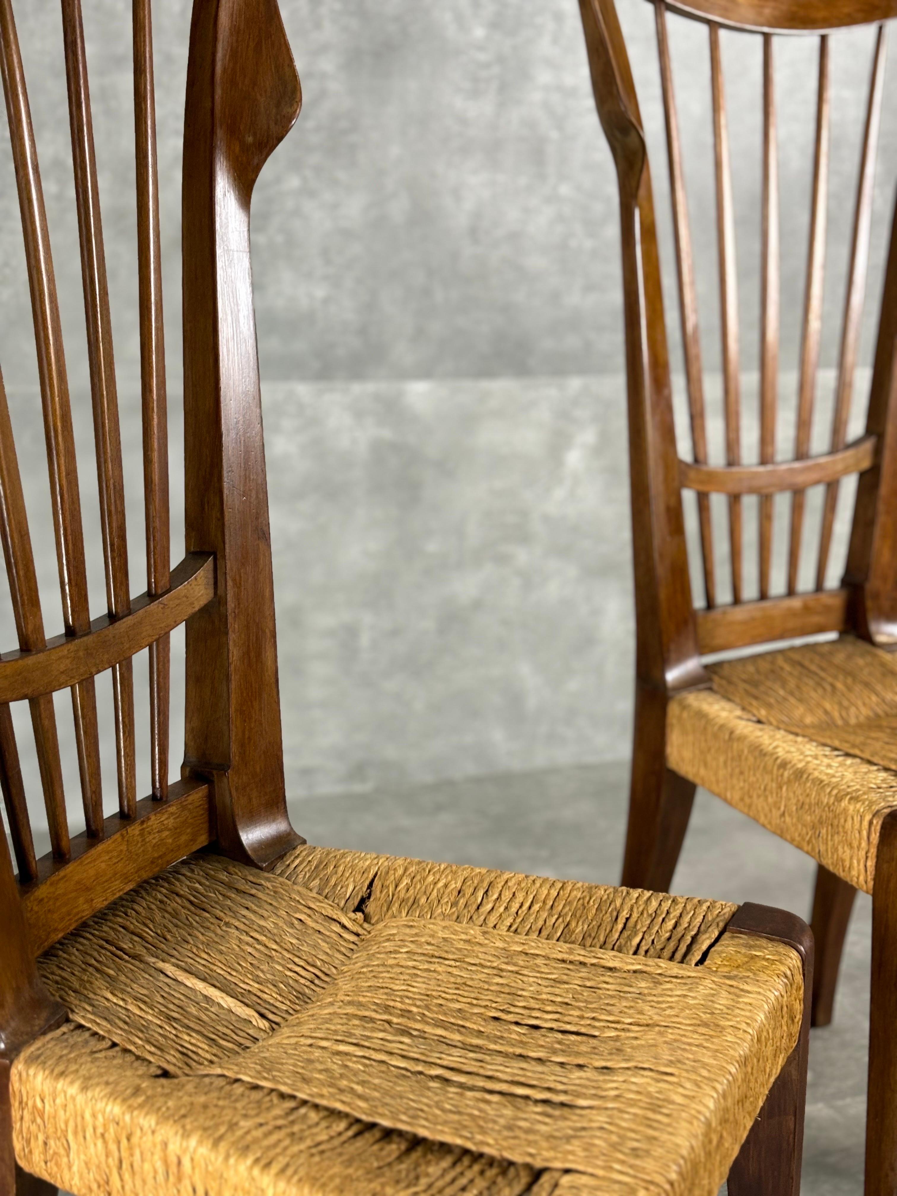 Ensemble de deux chaises conçues par Guglielmo Pecorini fabriquées en Italie dans les années 50 avec structure en bois et assise en paille.