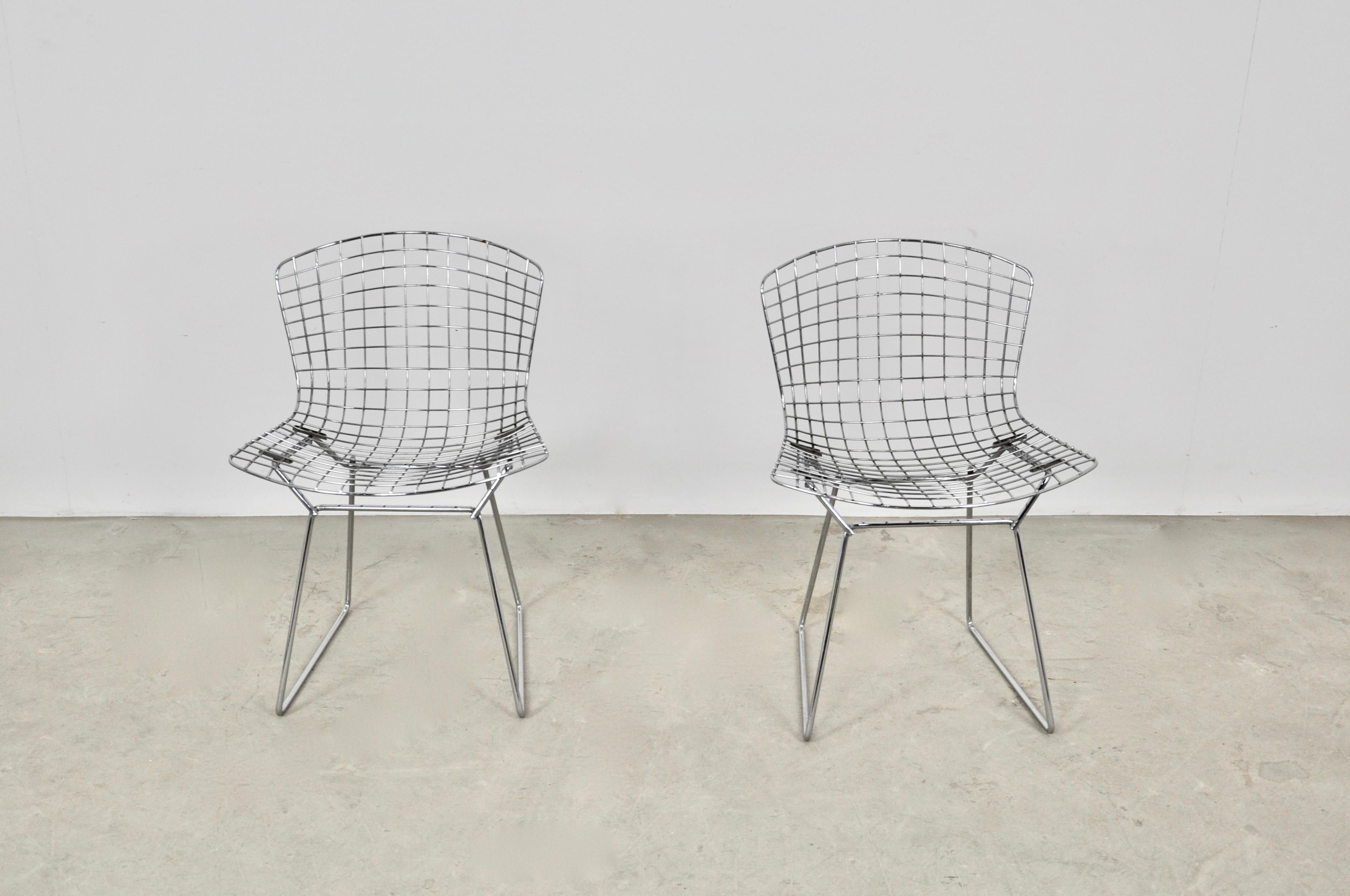 Pair of chairs in chromed metal. Measure: Seat height 46cm. Wear due to time and age of chairs (see photos).