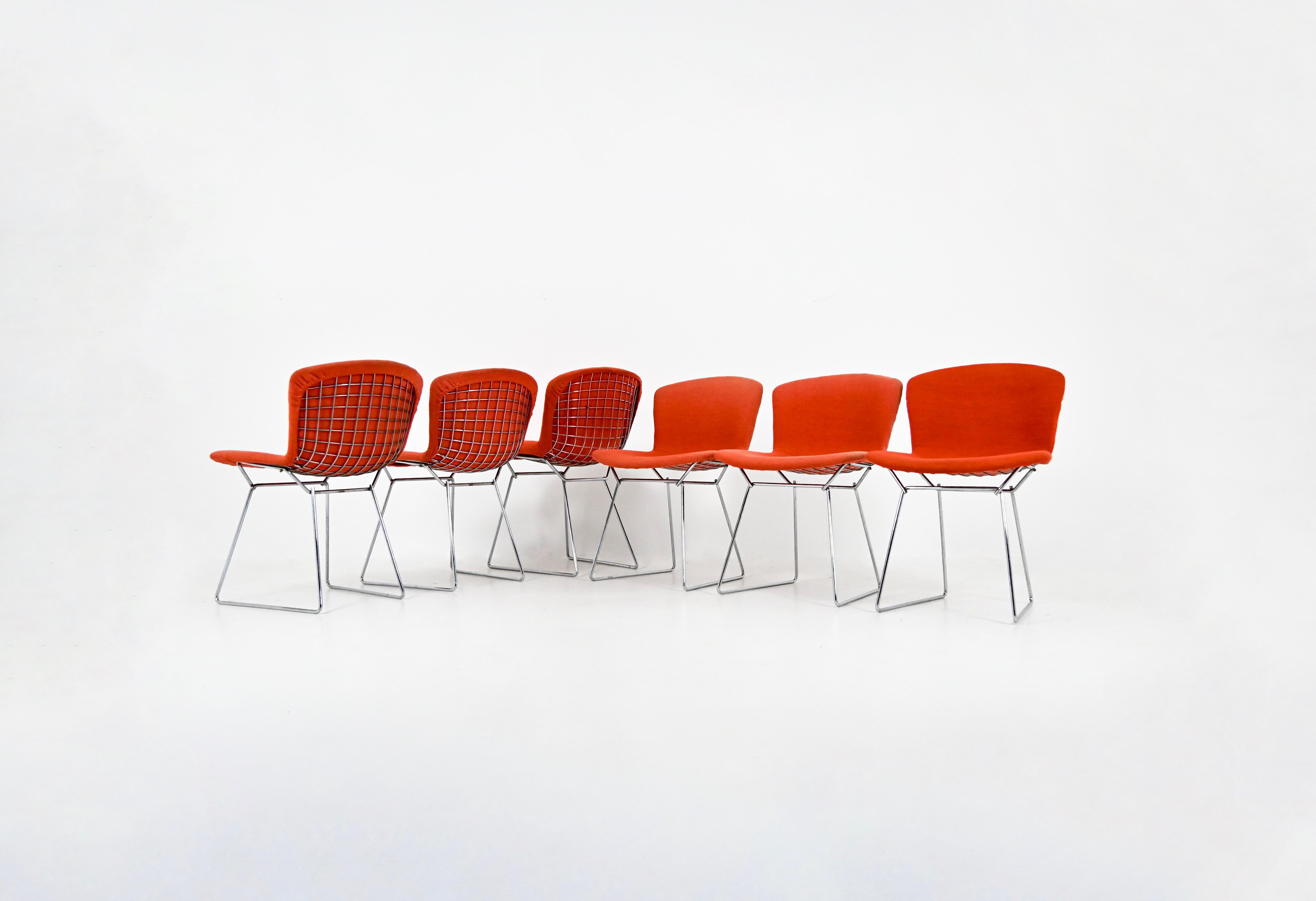 Set di 6 sedie in metallo con sedute in tessuto rosso. Altezza della seduta: 46 cm. Stampato Knoll. Usura dovuta all'età e al tempo.