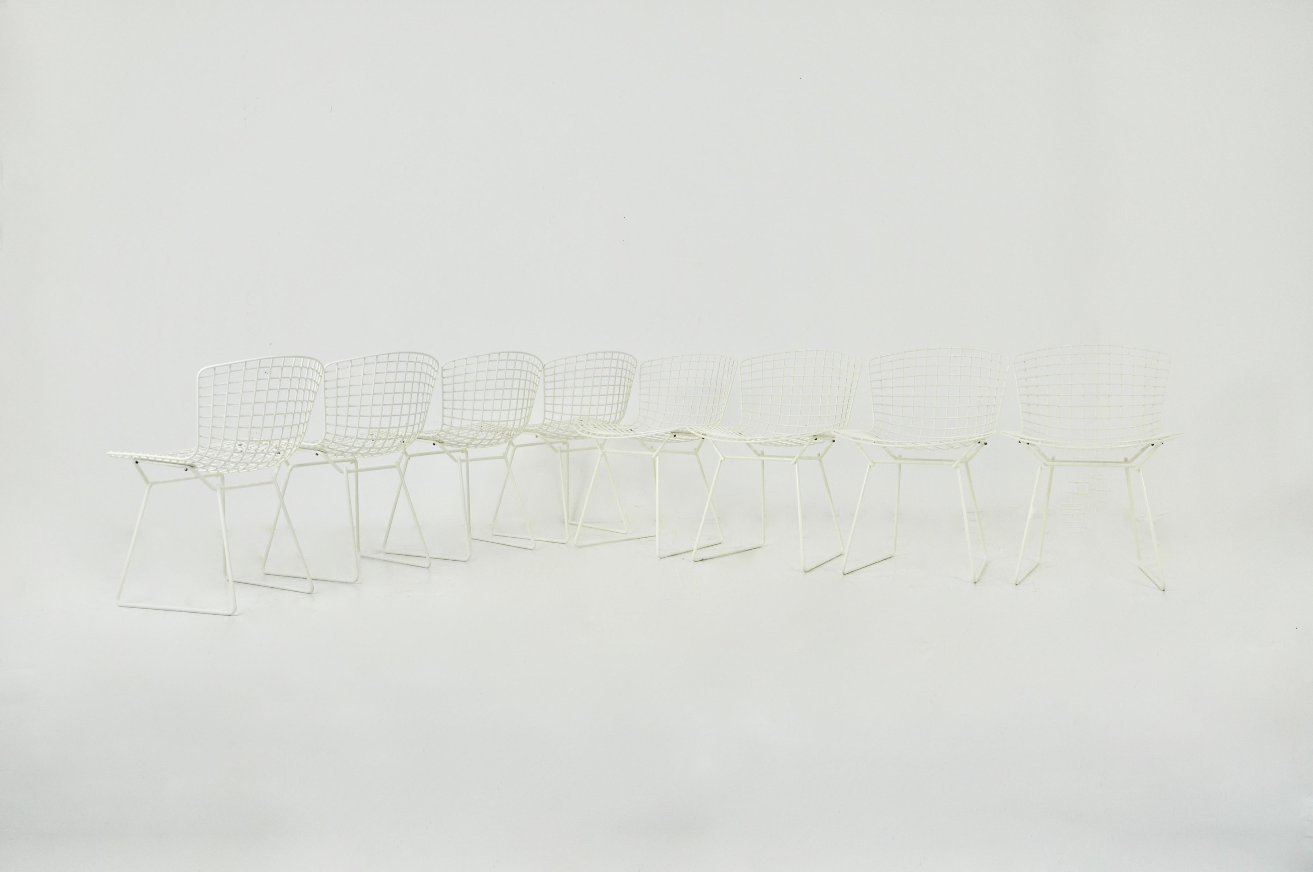 Satz von 8 weißen Metallstühlen. Sitzhöhe 44 cm. Abnutzung und Verschleiß durch Zeit und Alter der Stühle.