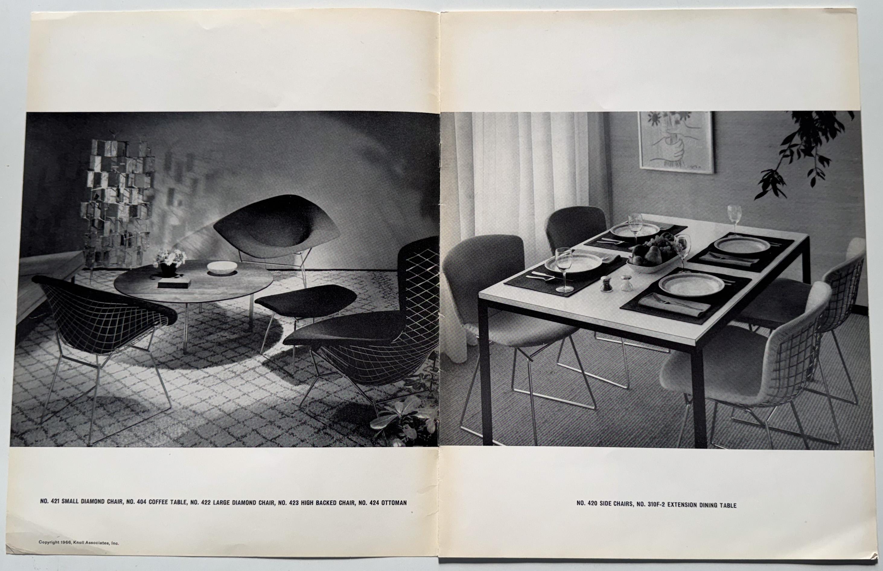 Brochure de Schultz présentant des chaises (et des bancs) conçues par Harry Bertoia, mais aussi des œuvres de Richard Harris, Isamu Noguchi et Florence Knoll. Publié par Knoll International en 1966. 4to, 10 pages, enveloppes picturales, avec des