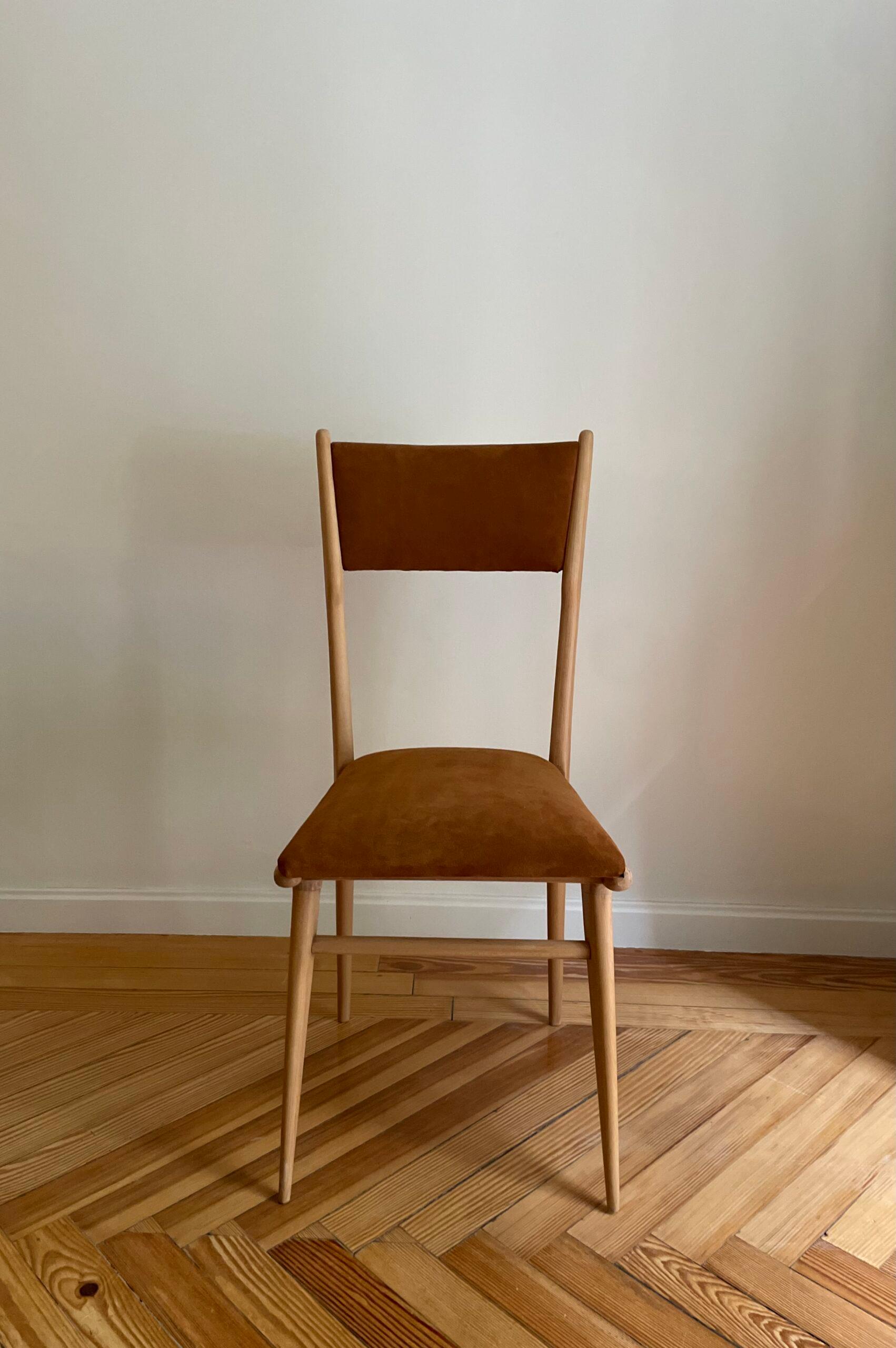 6 sedie originali Ico Parisi, rivestite in pelle crosta color cammello.

Ico Parisi è uno dei precursori del settore. Made in Italy La sua formazione artistica e professionale è avvenuta tra le due guerre. Appena terminati gli studi in edilizia, nel
