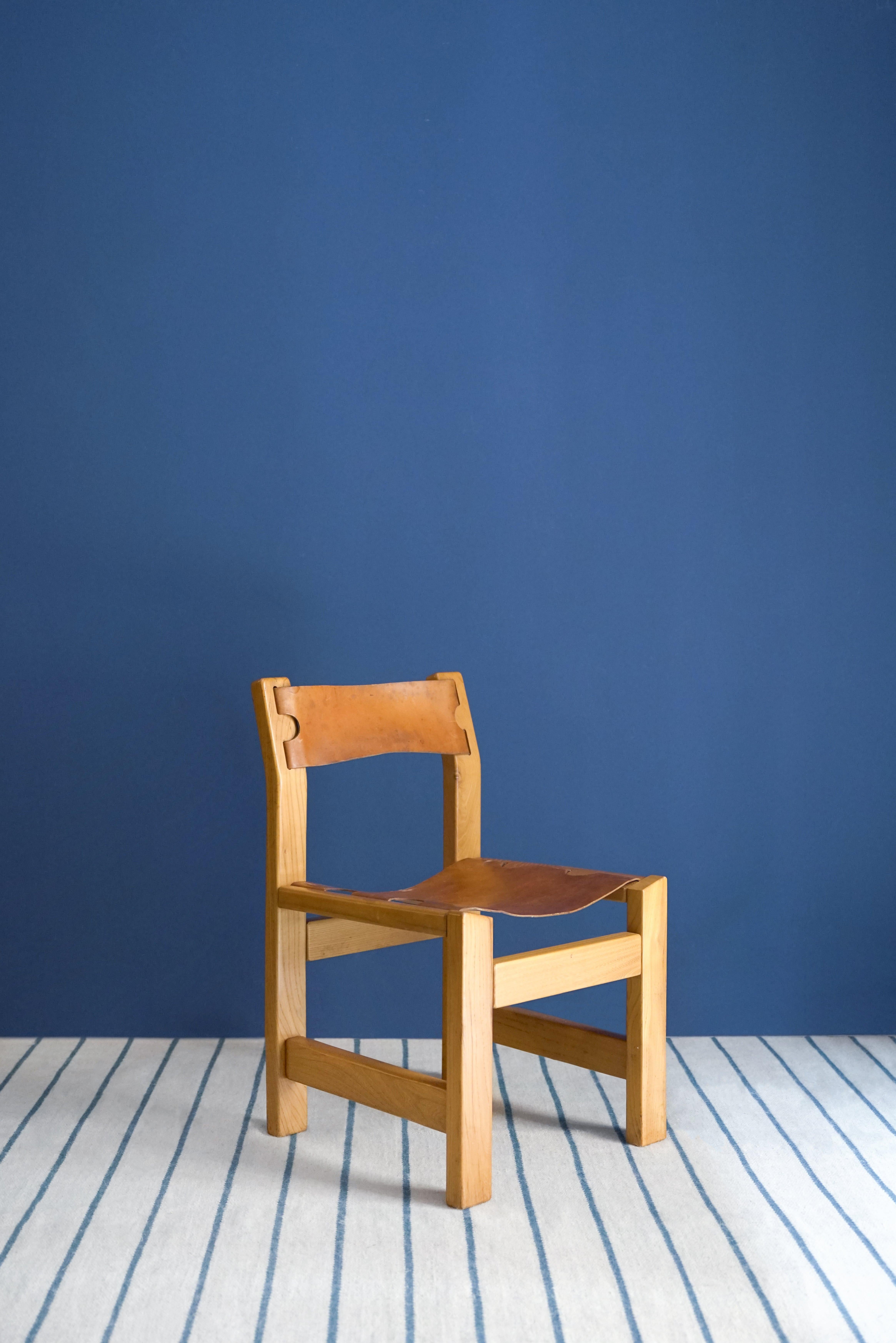 Brutalistische Stühle aus Ulme und Leder von Maison Regain. Die Stühle sind robust und verbinden Design mit den eigenen Details von Maison Regain. 
Dieses Set besteht aus insgesamt 6 Stühlen, die in ihrem ursprünglichen Zustand erhalten sind.


