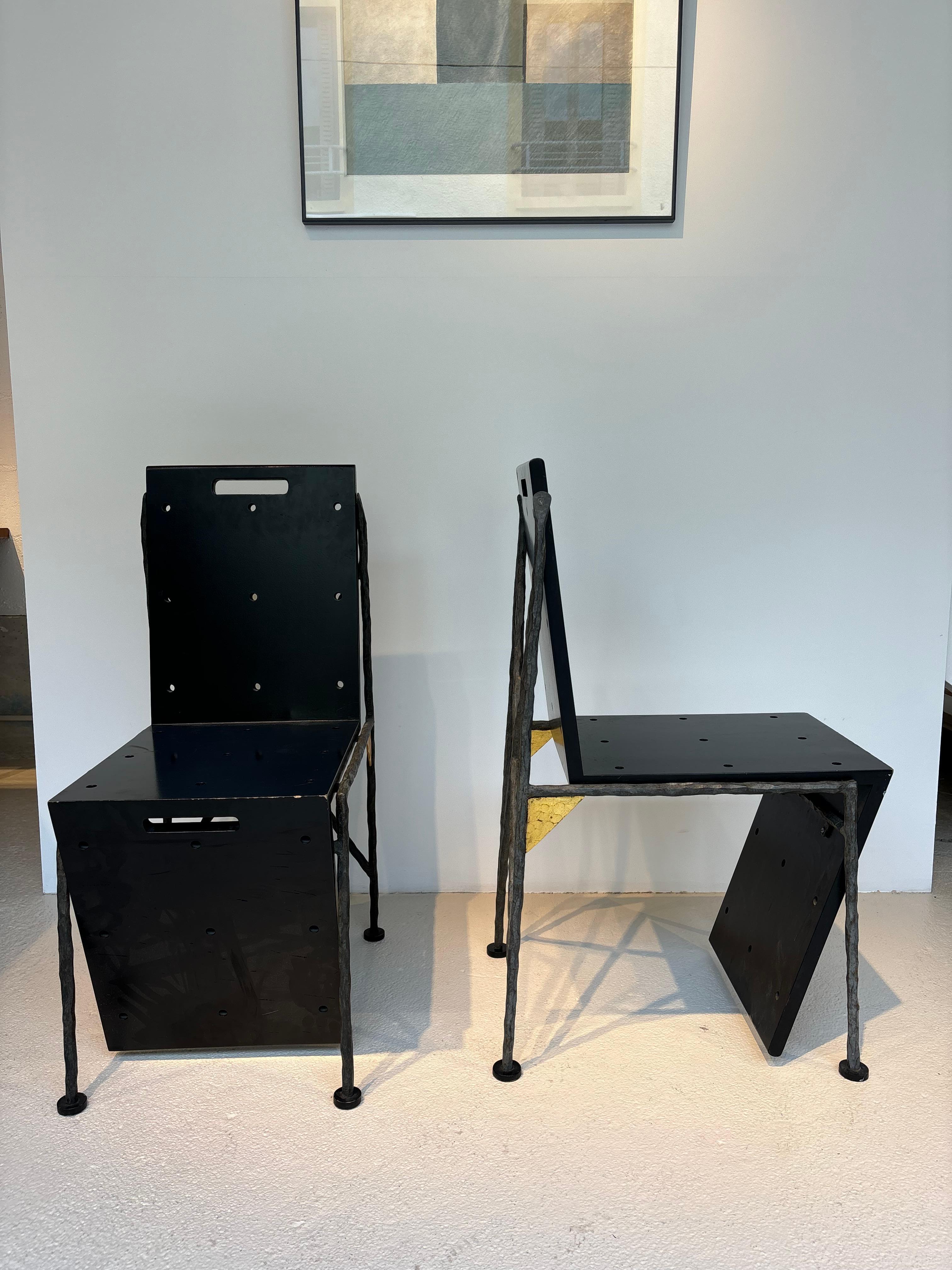 Incroyable set de 12 chaises, c'est une commande spéciale de Olivier Gagnère pour une maison de l'ouest parisien. 
Eine Hommage an die Zickzack-Kabine von Rietveld oder an Diego Giacometti ist in der Bearbeitung des geschmolzenen Eisens zu erkennen.