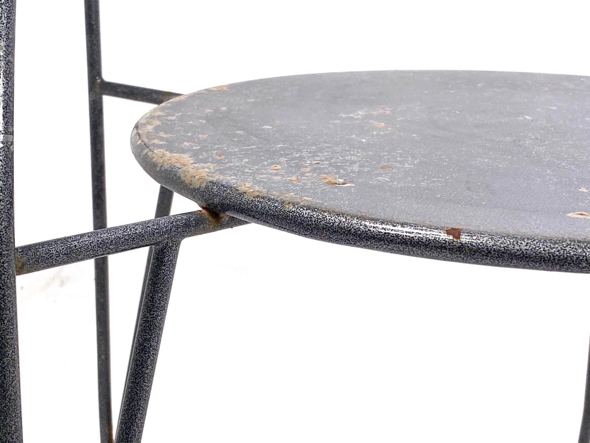 This pair of chair, was manufacture in France in 1985. The creator is Pascal Mourgue.
The model was the winning entry in a 1985 competition for the Foundation Cartier Cafe.
These scultural chairs, can be used on the inside, as well as in an