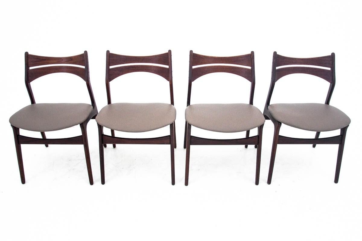 Sedie danesi degli anni '60. Il sedile è rivestito in pelle naturale nuova.

Dimensioni: altezza 80 cm / altezza della seduta. 44 cm / larghezza 51 cm / profondità 50 cm.