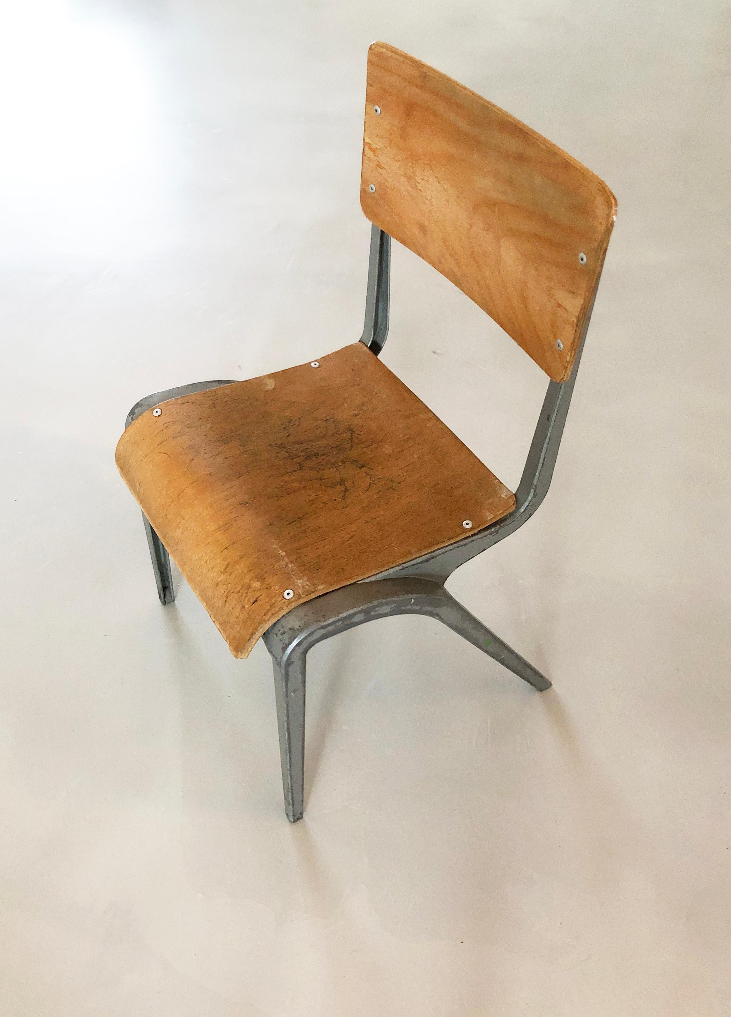 Stühle entworfen James Leonard 1950er Jahre für Esavian Esa im Angebot 10