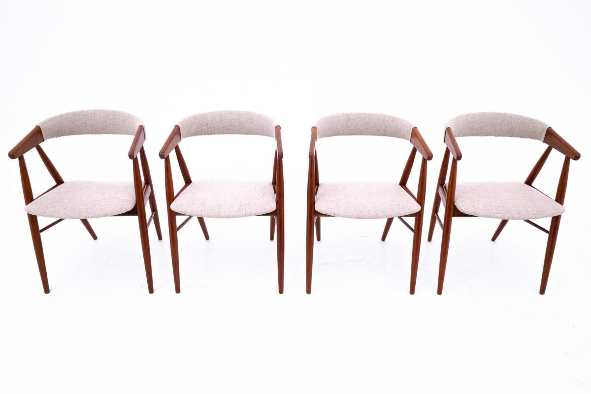 Ein Set aus vier Stühlen, entworfen von dem legendären dänischen Designerpaar Ejner Larsen und Aksel Bender Madsen.

Die Stühle sind in sehr gutem Zustand, nach professioneller Holzrenovierung.

Der Sitz und die Rückenlehne sind mit einem neuen