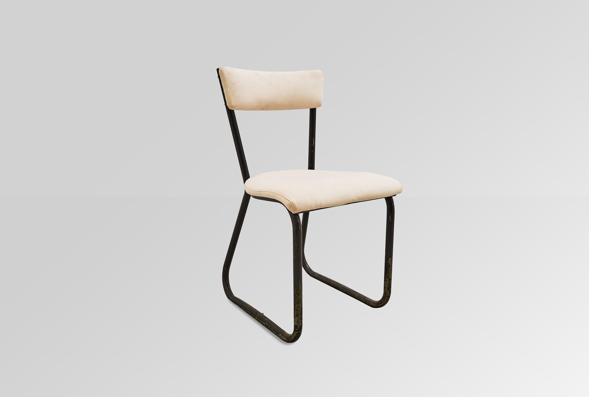 Diese Stühle sind ein Modell, das Gio Ponti 1936 für die Möbel von Montecatini entworfen hat. Sie wurden in verschiedenen Varianten von der Firma Parma Antonio's & Figli aus Saronno hergestellt, die auch Schreibtische und andere Metallmöbel