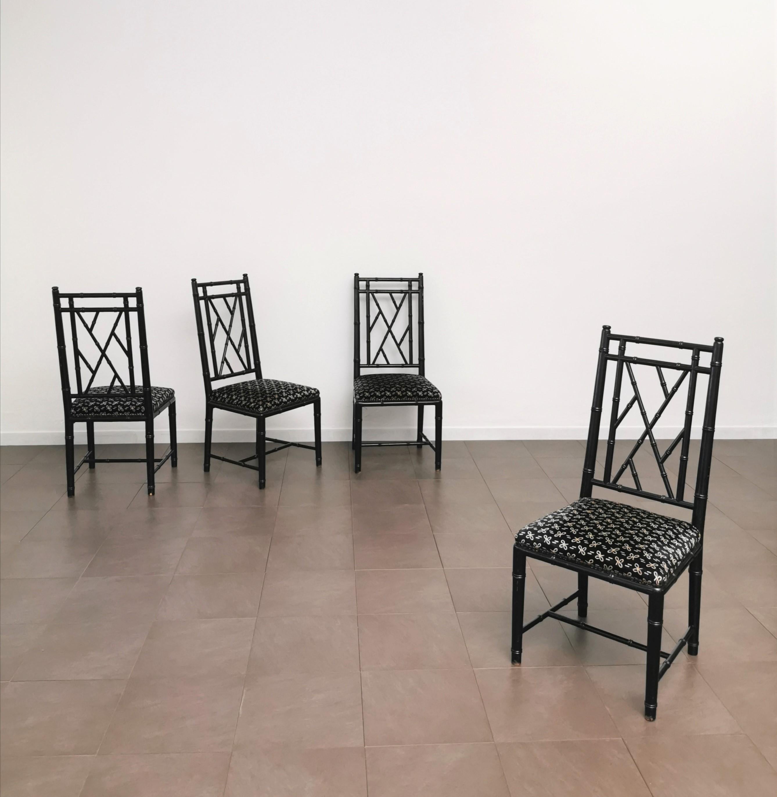 Elegant et fin ensemble de 4 chaises produites en Italie dans les années 1980. Chaque chaise individuelle a été fabriquée en bois émaillé noir travaillé avec un effet bambou avec une assise d'excellente qualité en velours noir lisse avec des